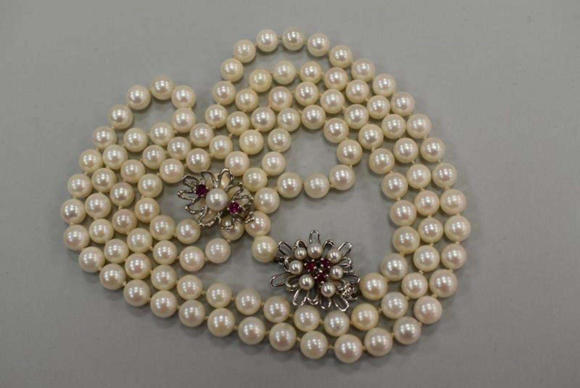 Perlenkette mit WeißgoldverschlußMindestpreis 50Bezeichnung Perlenkette mit Weißgoldverschluß