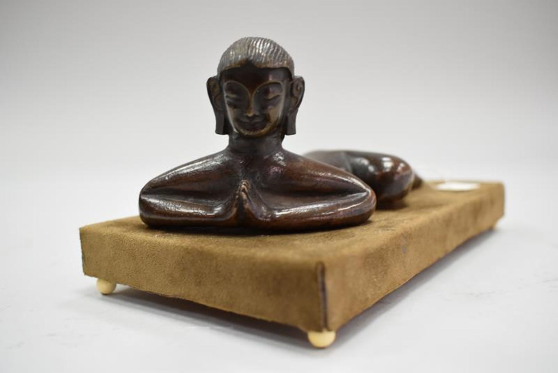 Liegender Bronze Buddha 18./19. JahrhundertMindestpreis 500Bezeichnung Liegender Bronze Buddha 18./ - Bild 2 aus 4