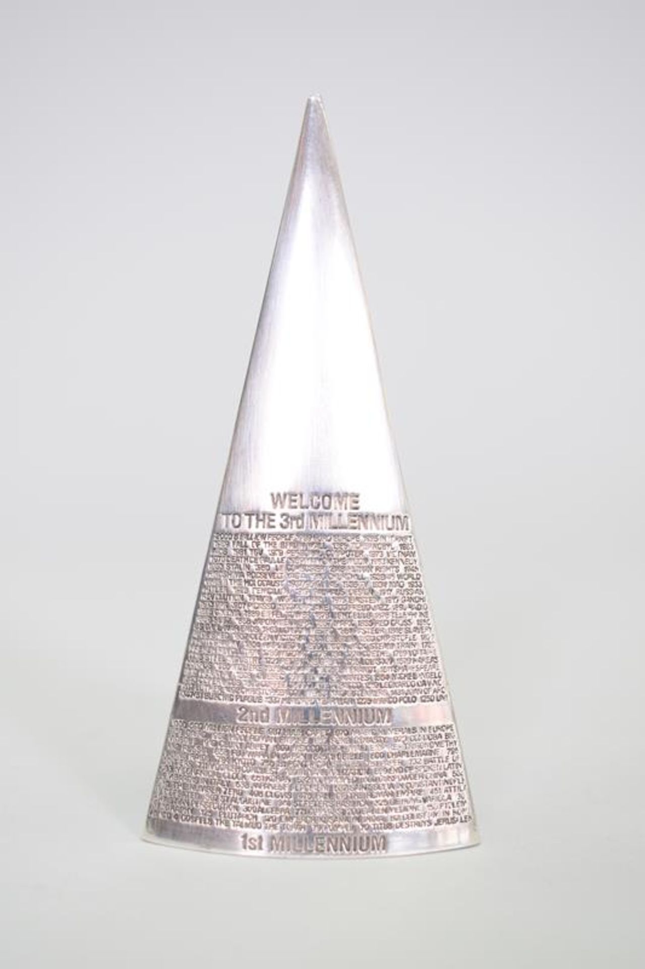 Christofle Briefbeschwerer Millennium Pyramide versilbertMindestpreis 50Bezeichnung Christofle