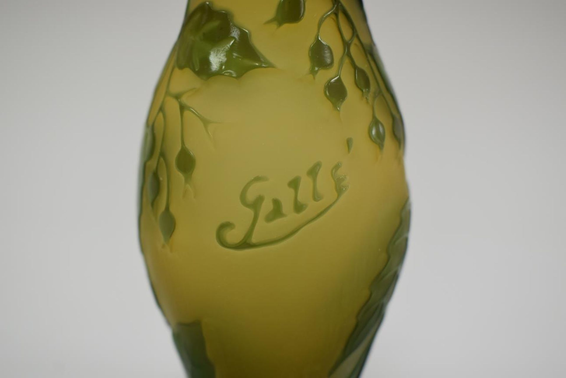 Gallé Vase feuerpoliert grün Grüne Glasvase bezeichnet "Gallé" mit Blattornamentik, Maße: Höhe 14, - Bild 2 aus 3