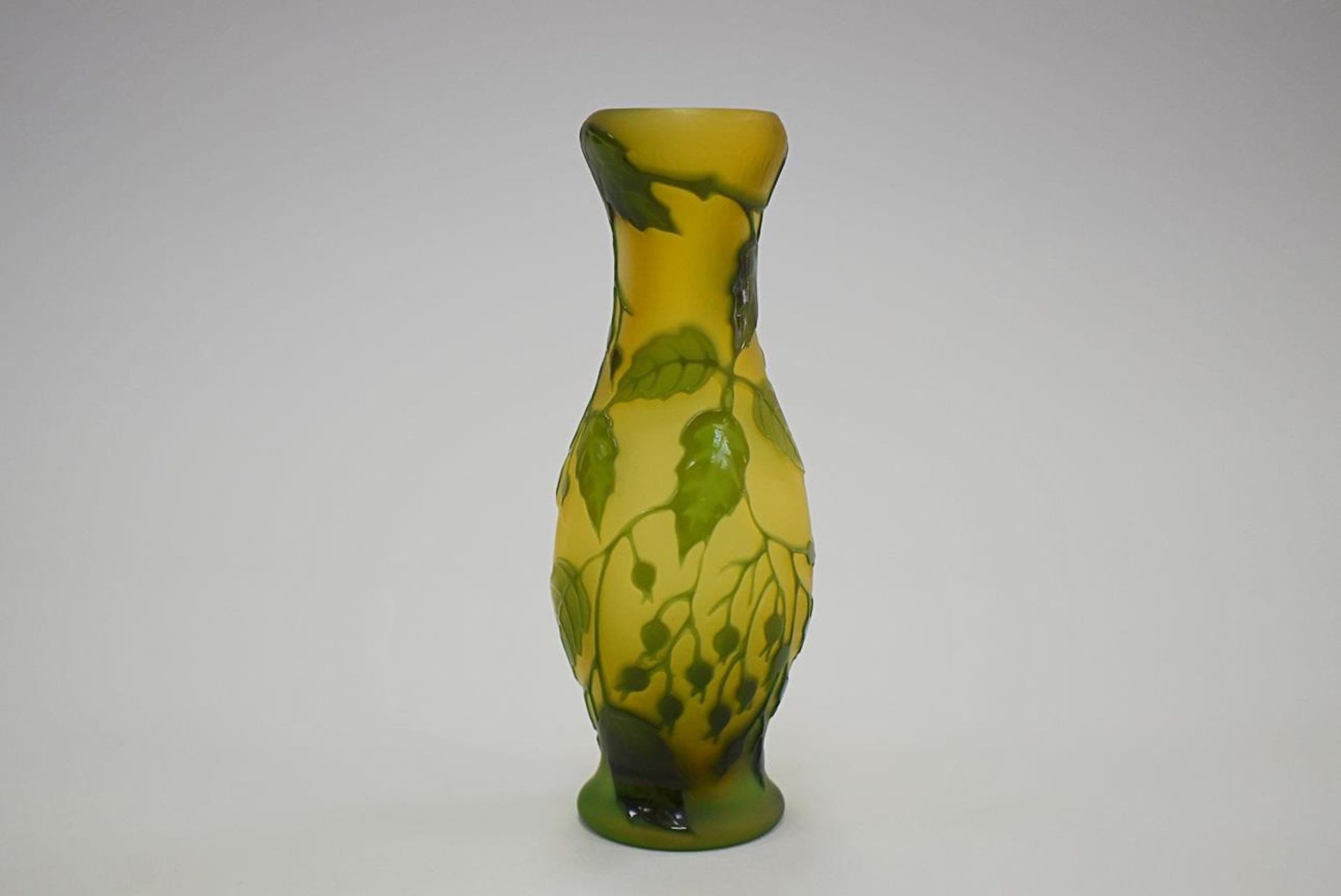 Gallé Vase feuerpoliert grün Grüne Glasvase bezeichnet "Gallé" mit Blattornamentik, Maße: Höhe 14,