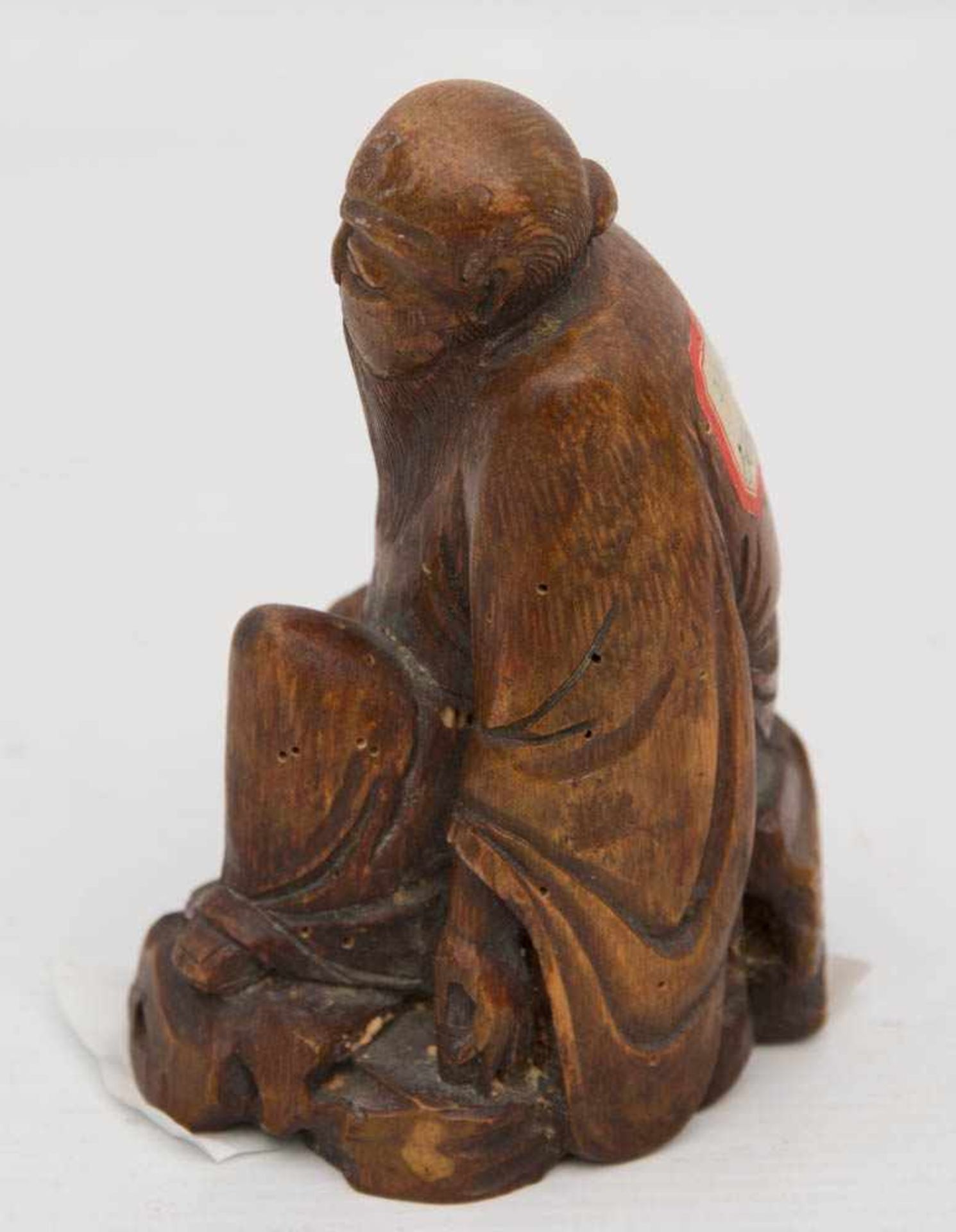 SITZENDER WEISER, Rosenholz, China 19. JahrhundertKleine Holzfigur eines sitzenden Weisen aus - Bild 2 aus 4