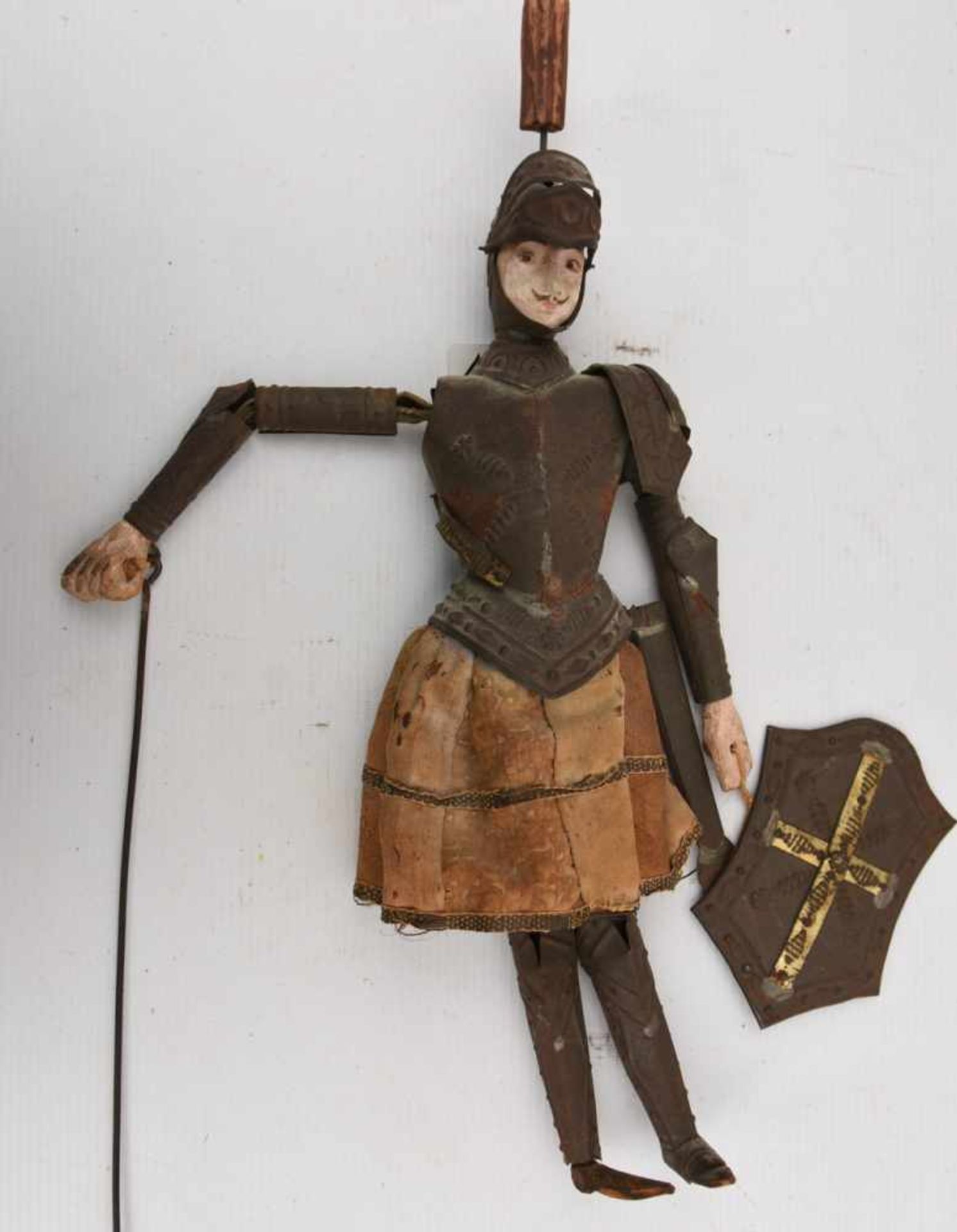 HÖLZERNER RITTER, Handmarionette aus Blech/Holz/Stoff, Deutschland 19. JahrhundertMarionette mit