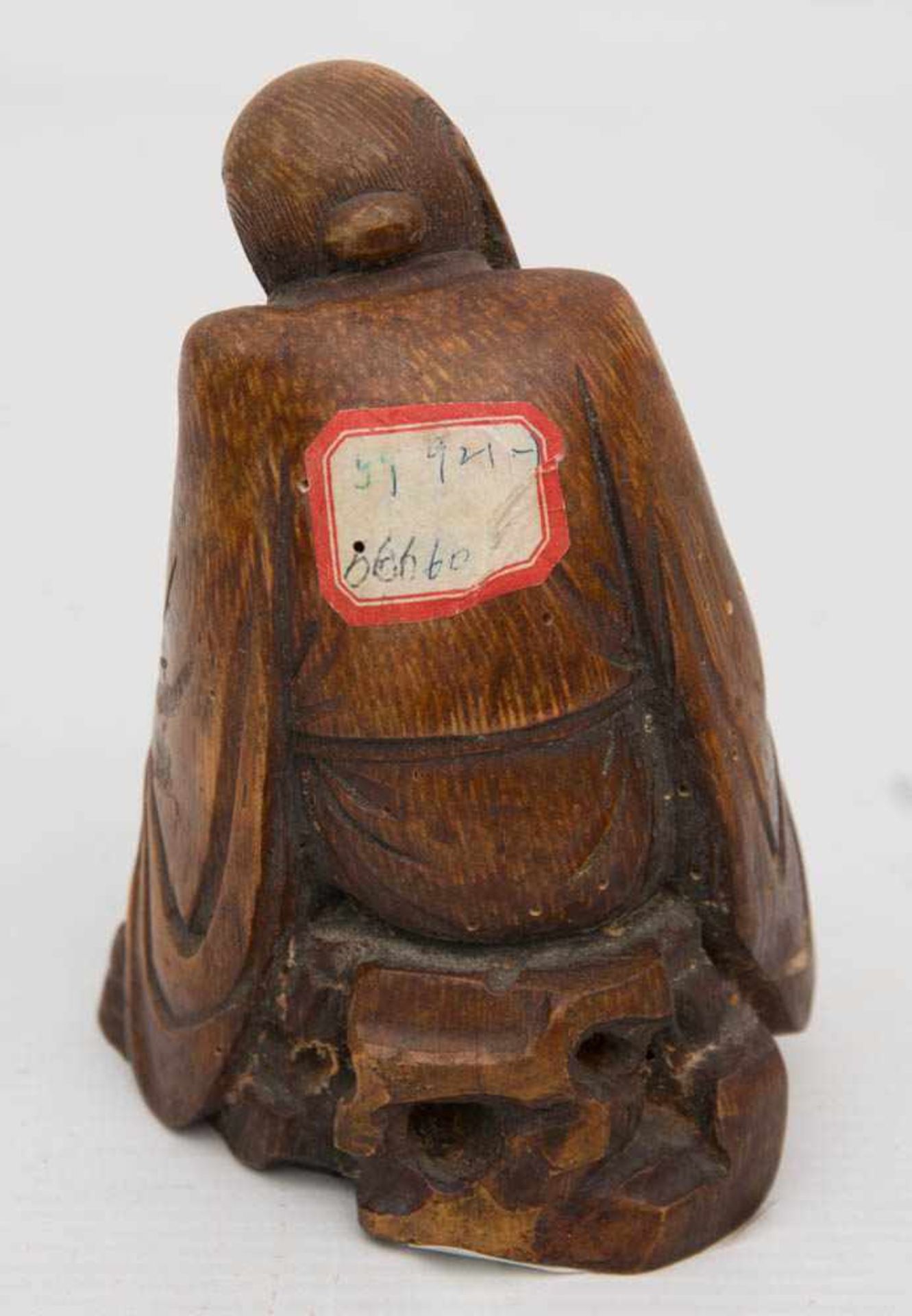 SITZENDER WEISER, Rosenholz, China 19. JahrhundertKleine Holzfigur eines sitzenden Weisen aus - Bild 3 aus 4