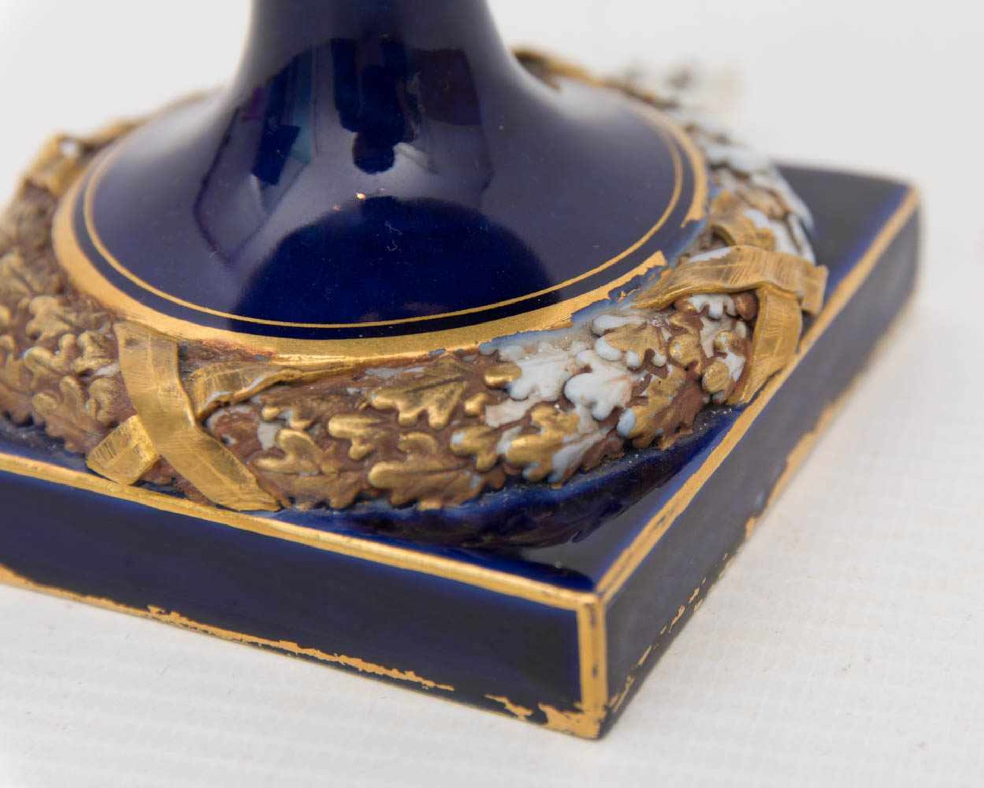 MEISSEN PORZELLAN DUFTVASE, kobaltblaues Porzellan glasiert und goldtsaffiert, um 1875Zwei - Image 4 of 8