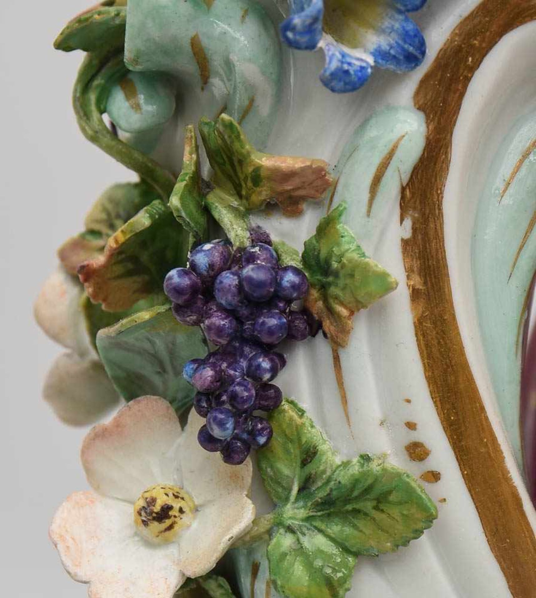 MEISSEN PORZELLAN ZWEI KERZENLEUCHTER, polychrom unterglasubemalt und bemarkt, 1840-60Zwei - Bild 8 aus 63