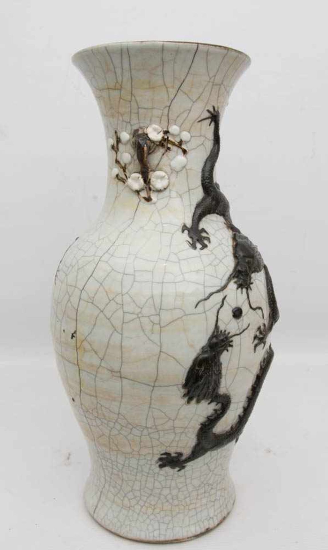 DRACHEN-VASE, bemaltes glasiertes Porzellan, gemarkt, China 20. JahrhundertKrakelé- Glasur, - Bild 6 aus 10