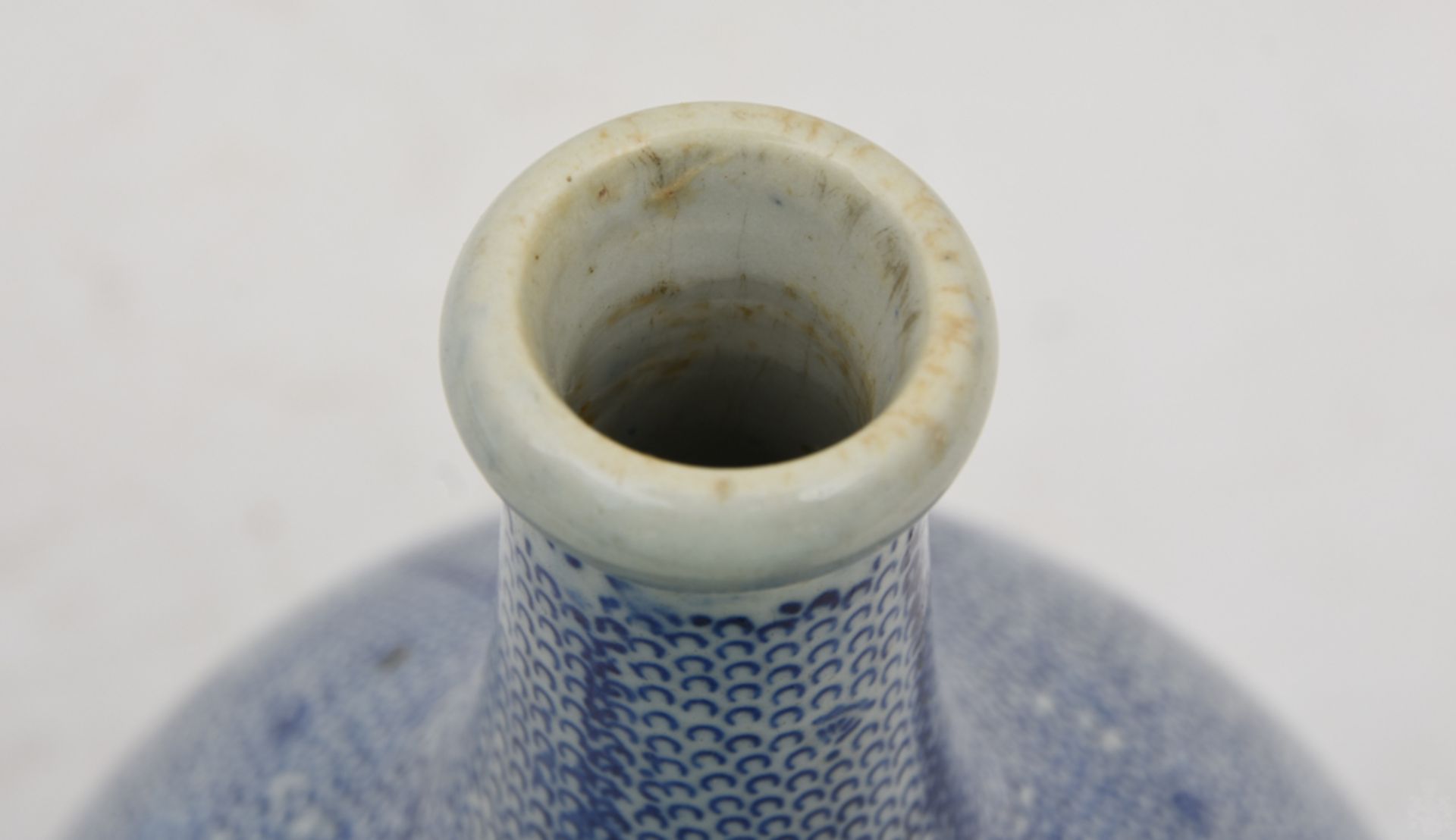 BAUCHVASE, Keramik, Japan, 20. Jh.Blau verziert leichte unebenheiten der Oberfläche sind spürbar - Bild 2 aus 4