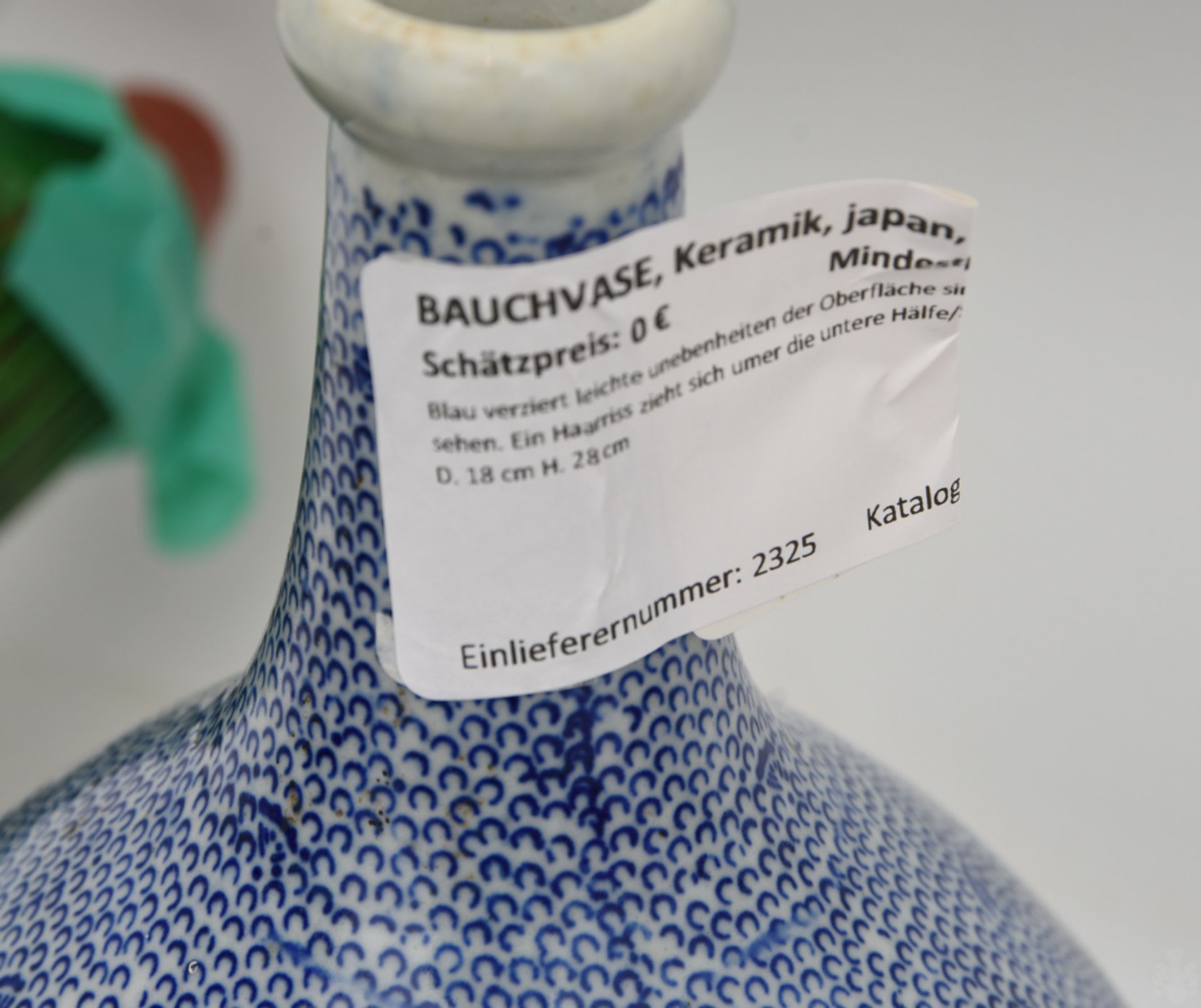 BAUCHVASE, Keramik, Japan, 20. Jh.Blau verziert leichte unebenheiten der Oberfläche sind spürbar - Bild 4 aus 4