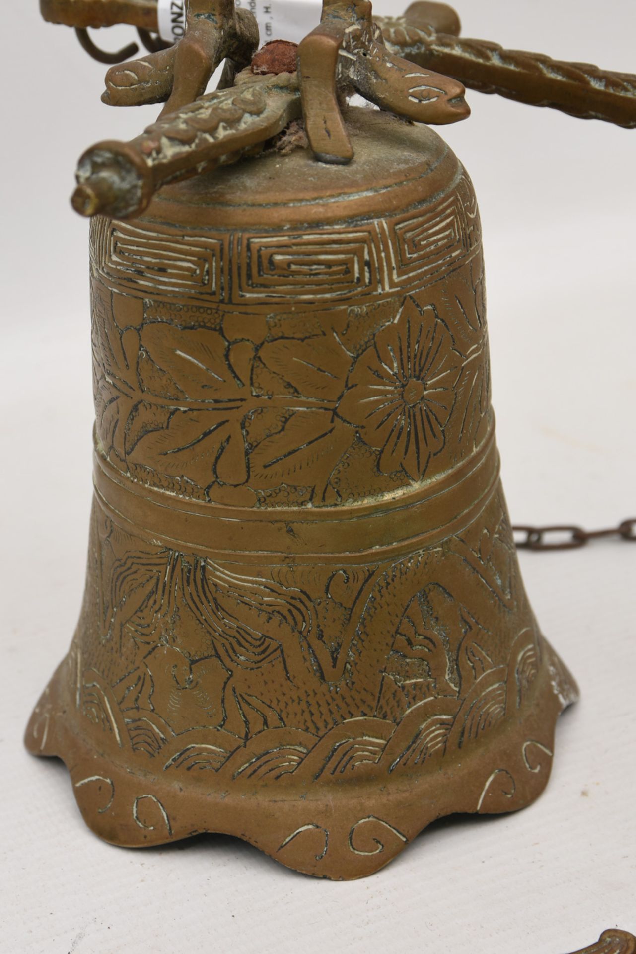 BRONZEGLOCKE, wohl Tibet 19./20.Jh.Ornametal geometrisch und Floral geätzt, an der Oberseite ist - Image 2 of 3