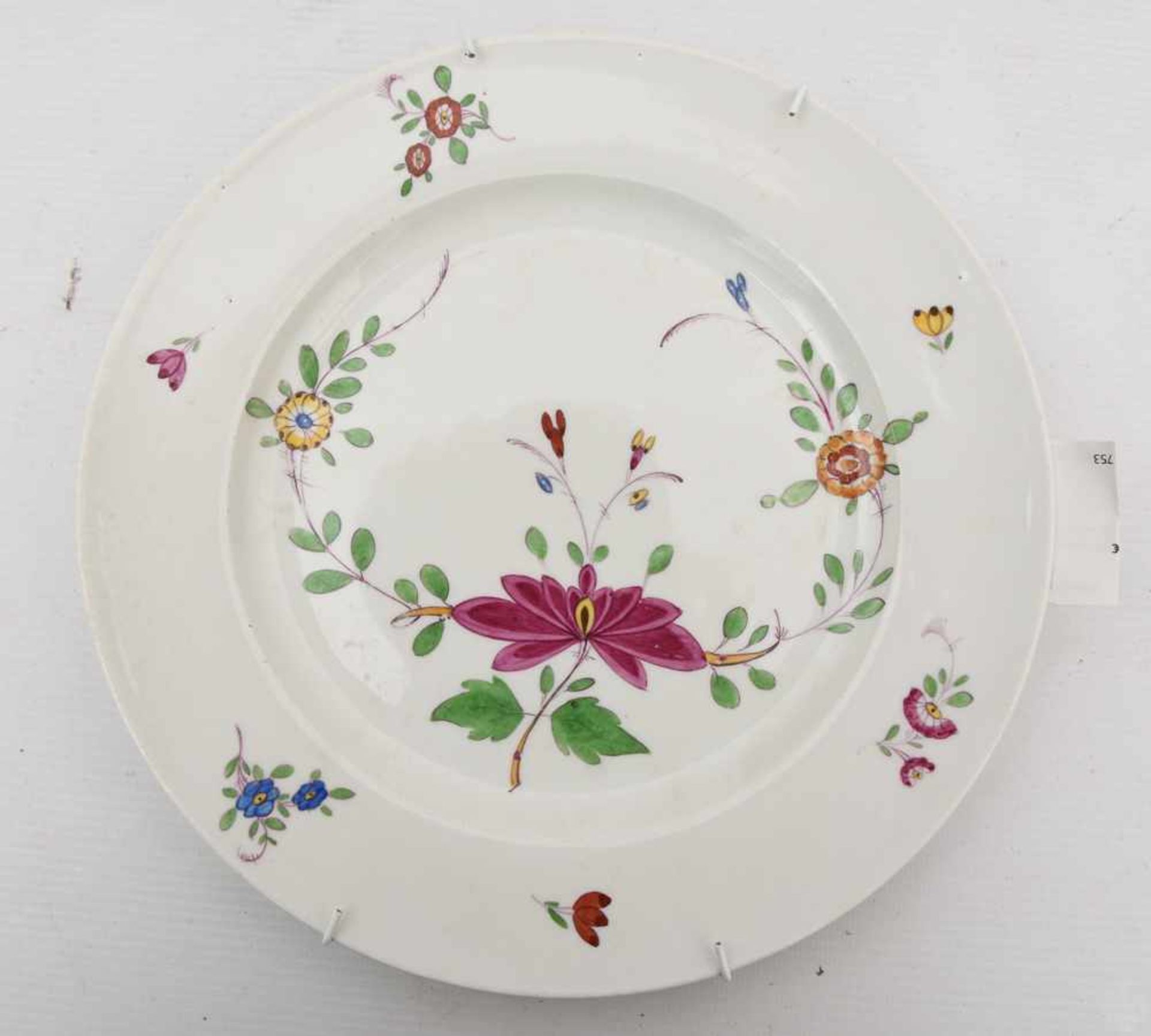 MEISSEN, Wandteller, Deutschland, 1780-1816.Weisglasierter Teller mit floralem Dekor, unnterseitig