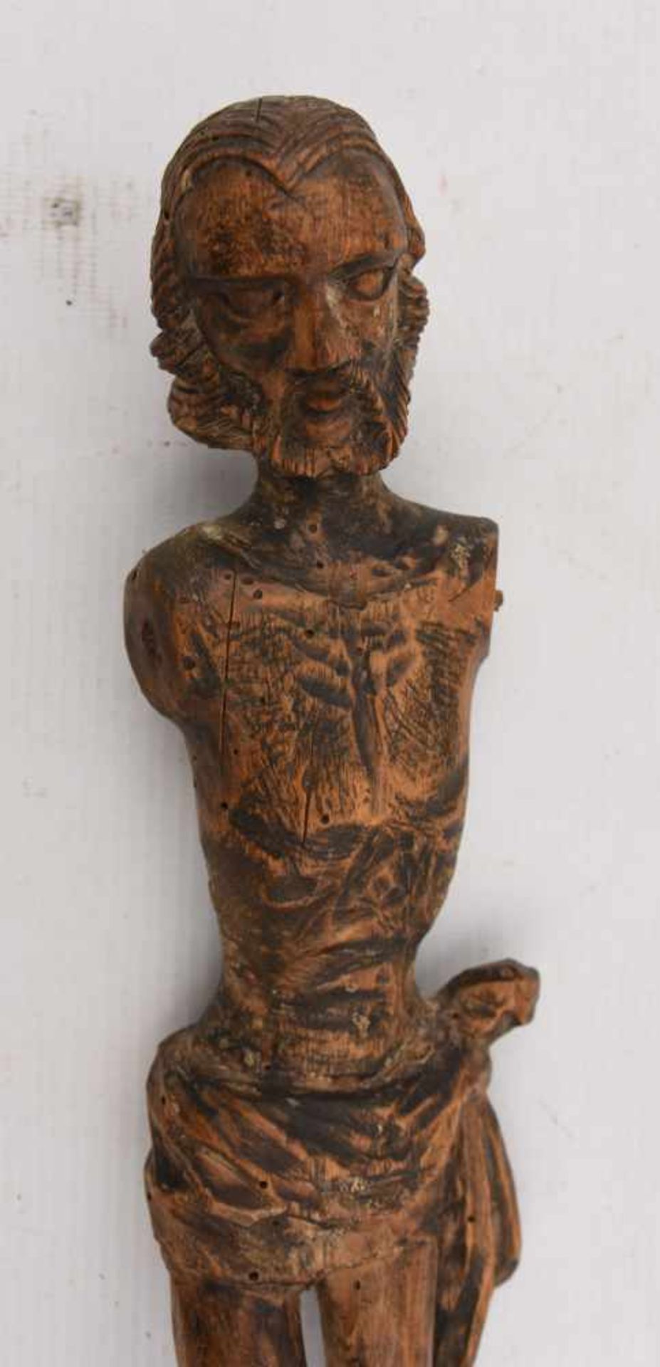 JESUS SKULPTUR AUF PODEST, beschnitztes Holz gebeizt, 20. Jh.Mit separatem Sockel versehene Figur - Bild 2 aus 5