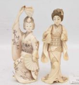 ZWEI OKIMONO GEISHAS, beschnitztes Bein, ziseliert, Japan um 1900Sehr fein gestaltete und ziselierte