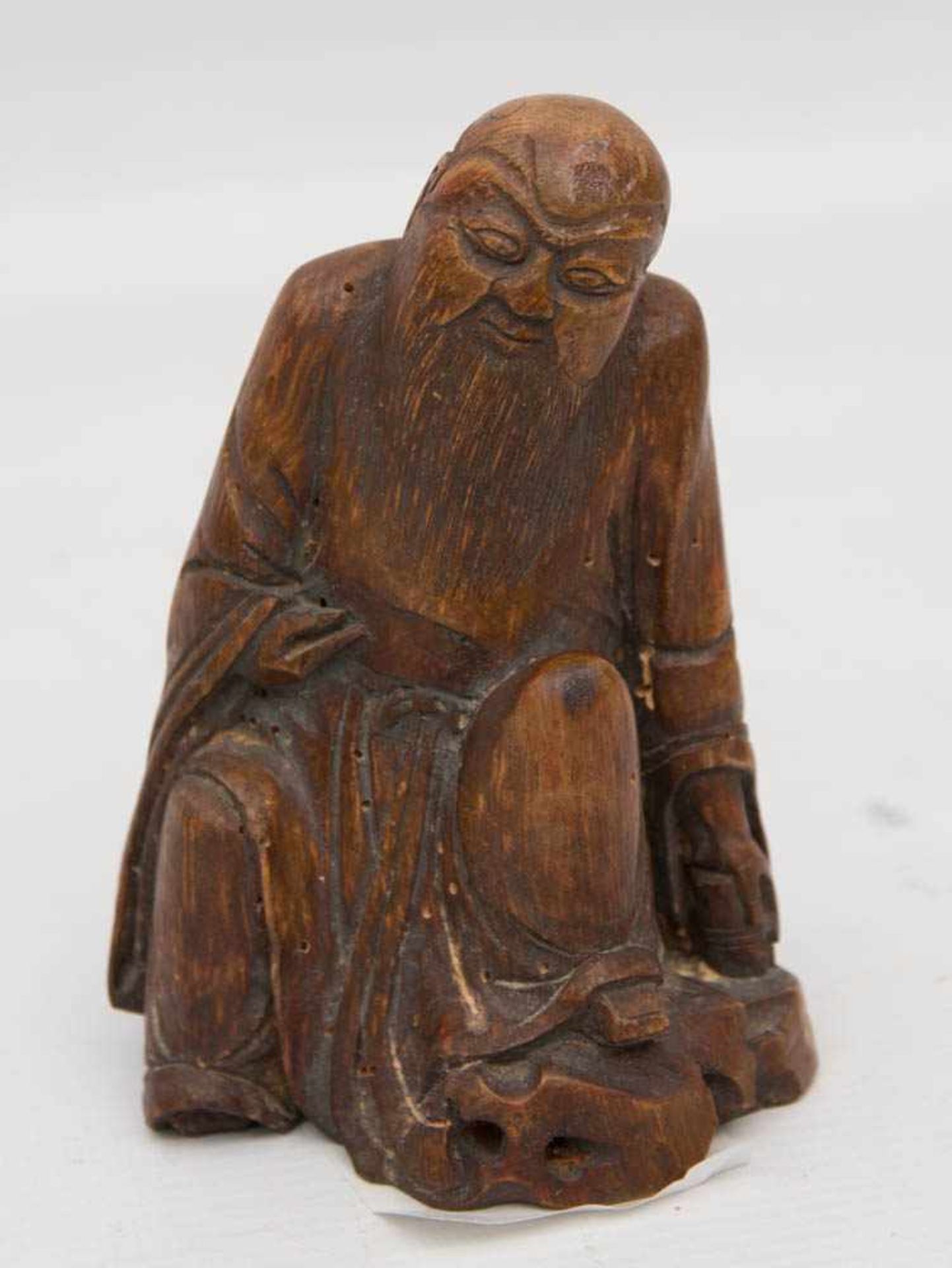 SITZENDER WEISER, Rosenholz, China 19. JahrhundertKleine Holzfigur eines sitzenden Weisen aus