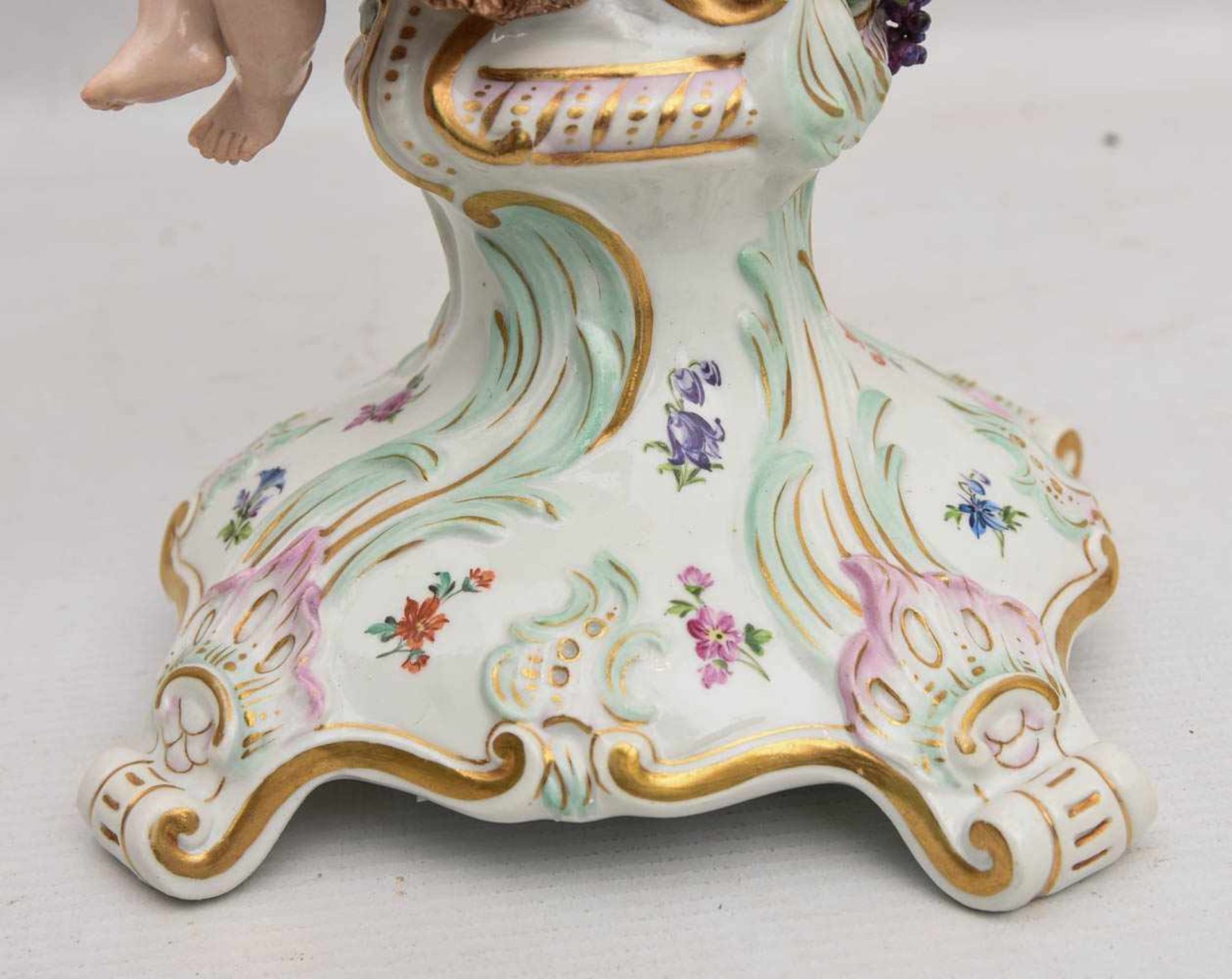 MEISSEN PORZELLAN ZWEI KERZENLEUCHTER, polychrom unterglasubemalt und bemarkt, 1840-60Zwei - Bild 25 aus 63