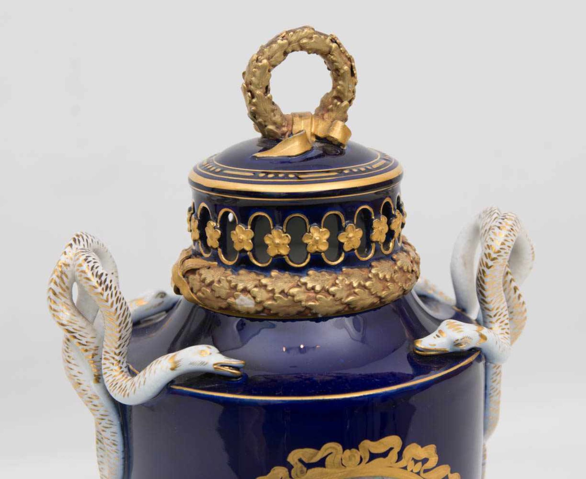 MEISSEN PORZELLAN DUFTVASE, kobaltblaues Porzellan glasiert und goldtsaffiert, um 1875Zwei - Image 2 of 8