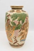 SATSUMA-VASE, bemaltes und glasiertes Porzellan, Japan 1920er-JahreHöhe: 33 cm, Durchmesser: 9 cm.