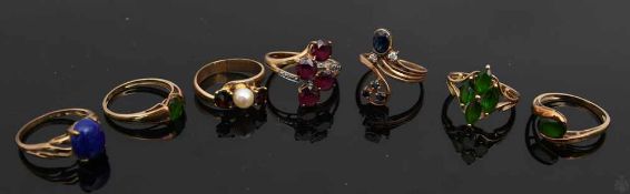 KONVOLUT RINGE, Gelbgold 8 Karat, Rubine,Saphire,BrilliantenKonvolut von 7 Ringen mit