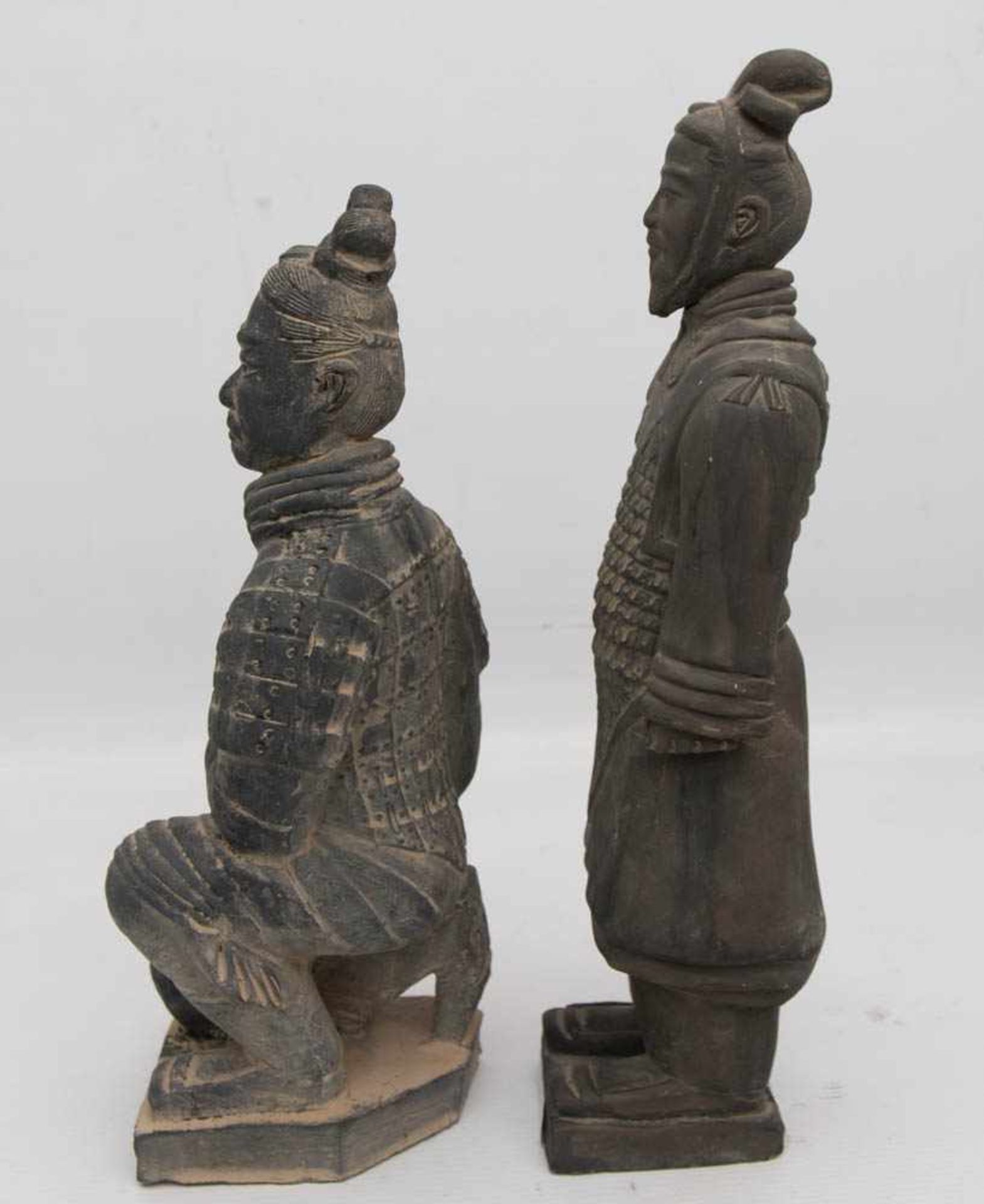 ZWEI KAISERLICHE TONSOLDATEN, dunkler Ton, China 20.JahrhundertHöhe sknieender Soldat: 31 cm, Höhe - Bild 4 aus 4