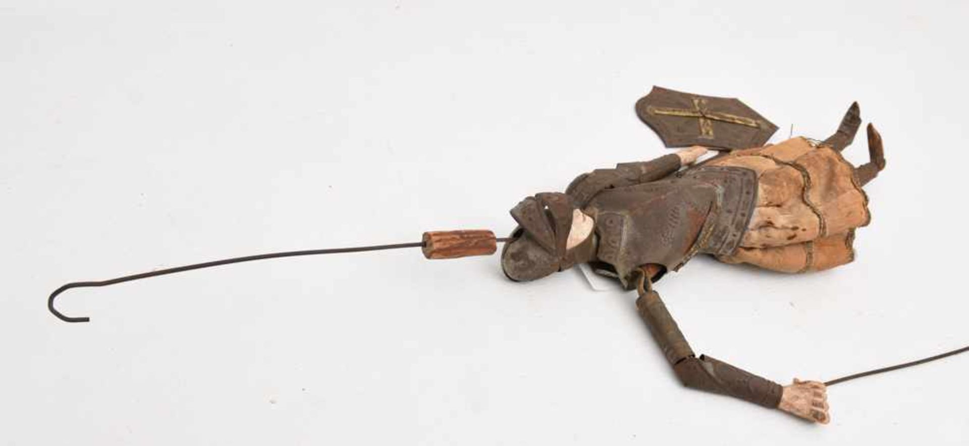 HÖLZERNER RITTER, Handmarionette aus Blech/Holz/Stoff, Deutschland 19. JahrhundertMarionette mit - Bild 2 aus 5