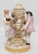 MEISSEN, Drei Gärtner auf einem Felsen an einer Deckelvase, Deutschland, 1775-1779.MEISSEN 1825-