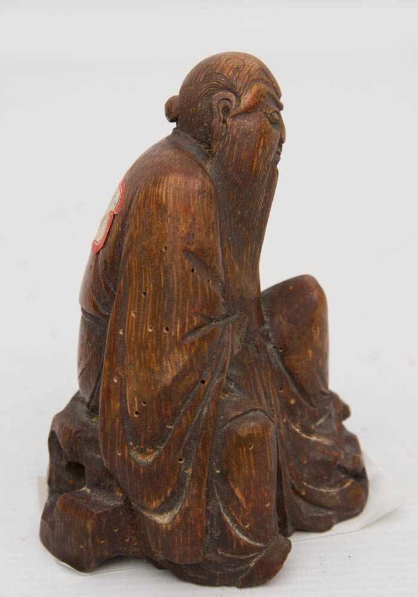 SITZENDER WEISER, Rosenholz, China 19. JahrhundertKleine Holzfigur eines sitzenden Weisen aus - Bild 4 aus 4