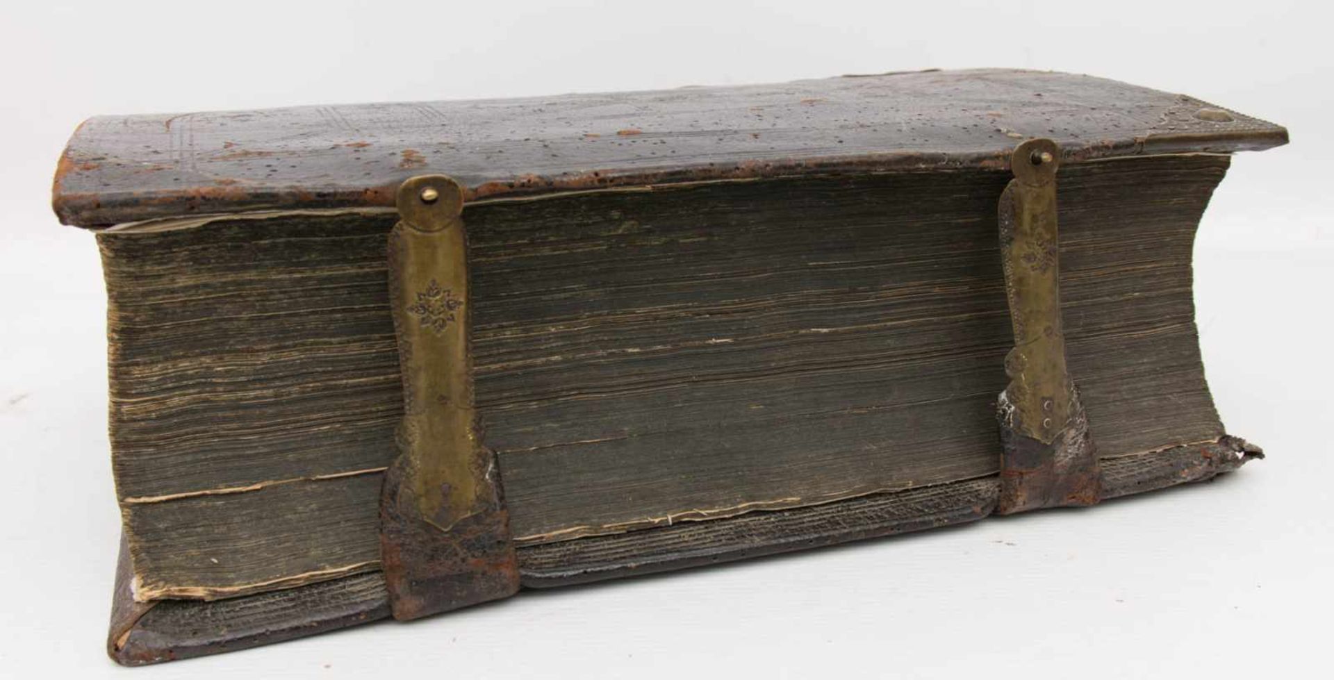 BIBLIA, altes und neues Testament, Nürnberg 1736.In Holz und Leder eingefasst, Spuren vom Holzwurm.