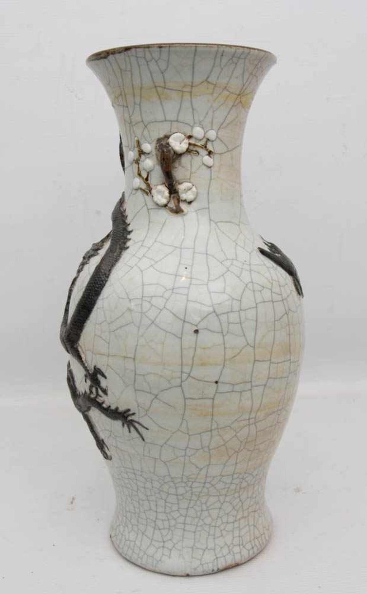 DRACHEN-VASE, bemaltes glasiertes Porzellan, gemarkt, China 20. JahrhundertKrakelé- Glasur, - Bild 4 aus 10