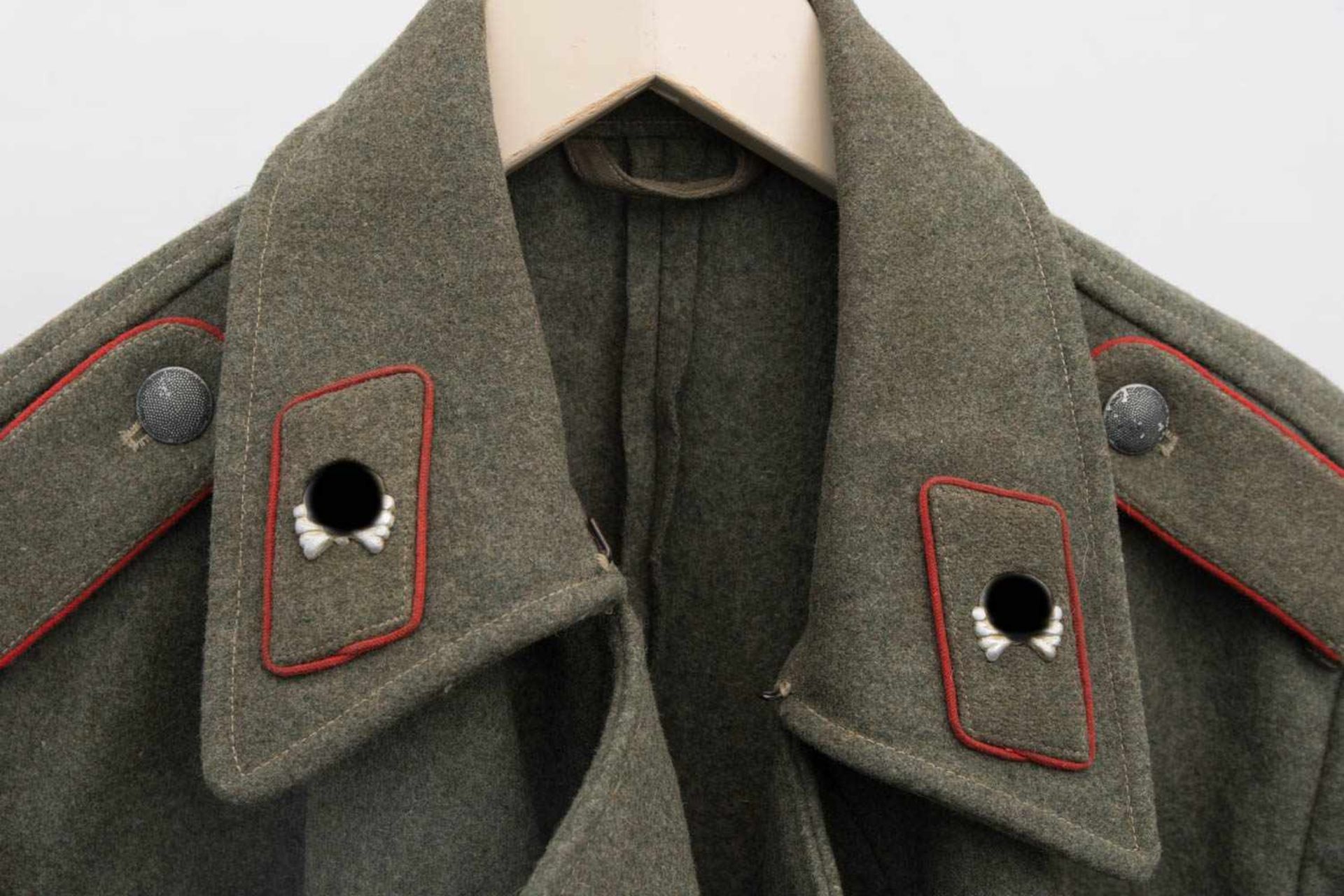 GRÜNE JACKE TYP STURMGESCHÜTZ, wohl Drittes Reich um 1942Grüne Sturmgeschützjacke eines Kanoniers - Image 2 of 6