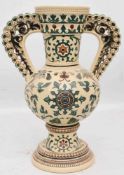 HENKELVASE RENAISSANCE-DEKOR, bemalte glasierte Keramik, um 1900Italienischer Stil, Höhe 30 cm.Guter