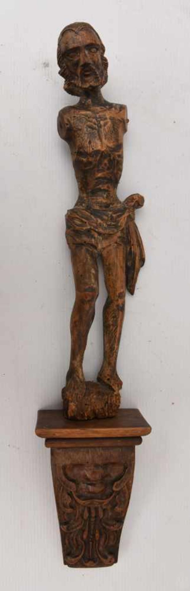 JESUS SKULPTUR AUF PODEST, beschnitztes Holz gebeizt, 20. Jh.Mit separatem Sockel versehene Figur