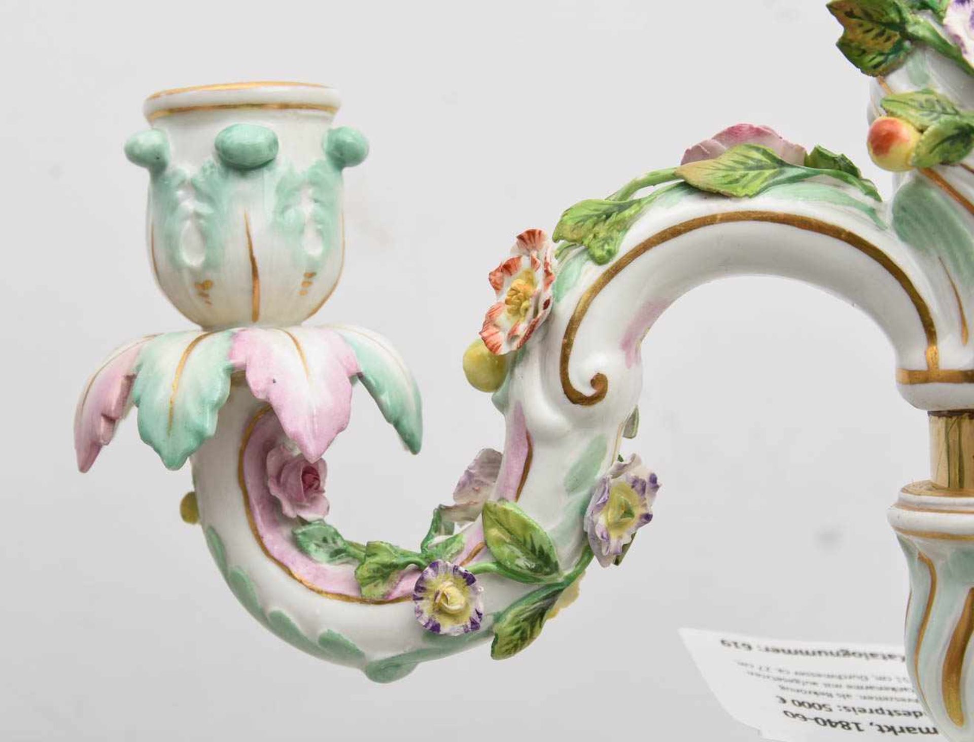 MEISSEN PORZELLAN ZWEI KERZENLEUCHTER, polychrom unterglasubemalt und bemarkt, 1840-60Zwei - Bild 21 aus 63