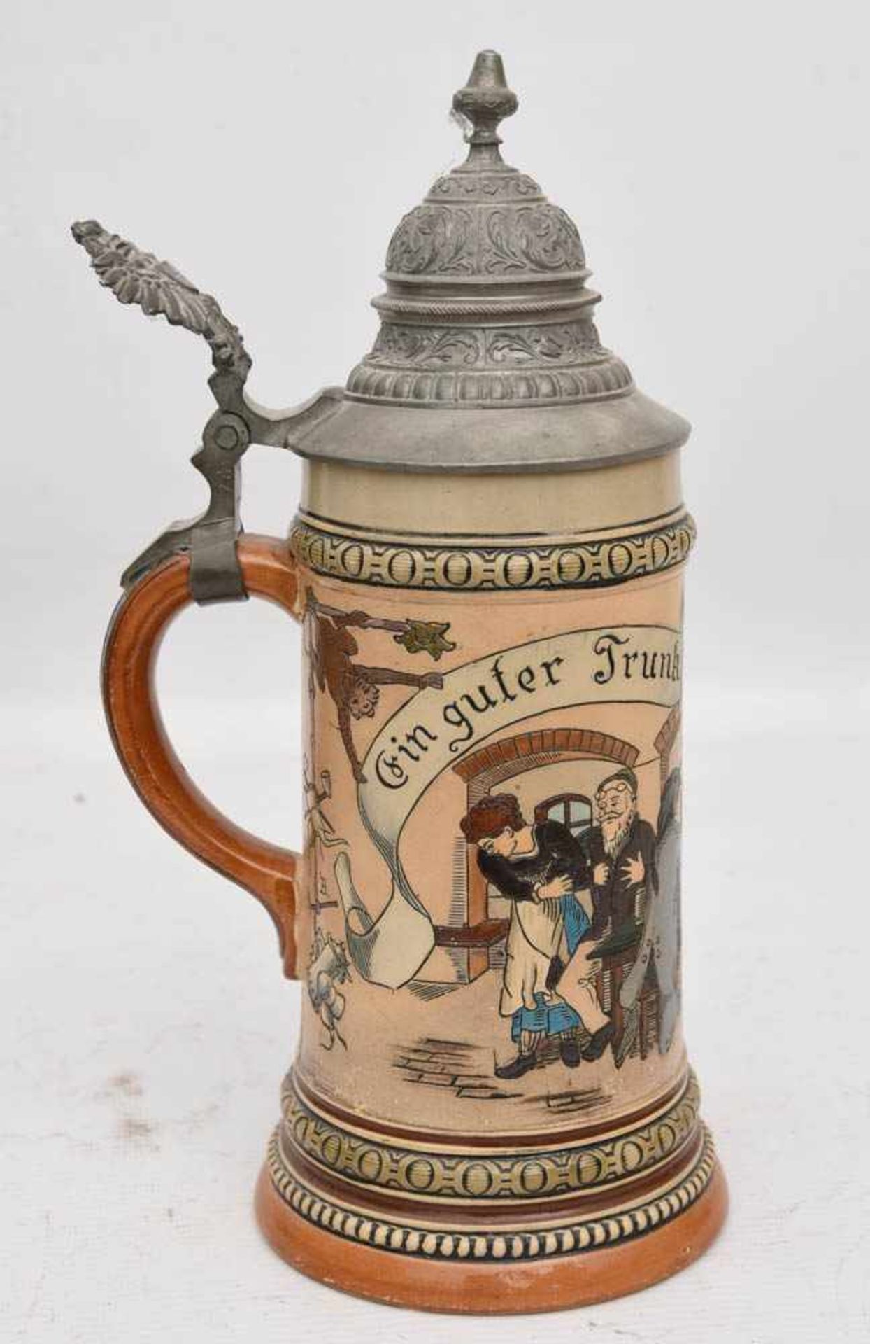 BIERKRUG "EIN GUTER TRUNK", bemalte glasierte Keramik/Zinn gemarkt, um 1900Zinndeckelkrug mit