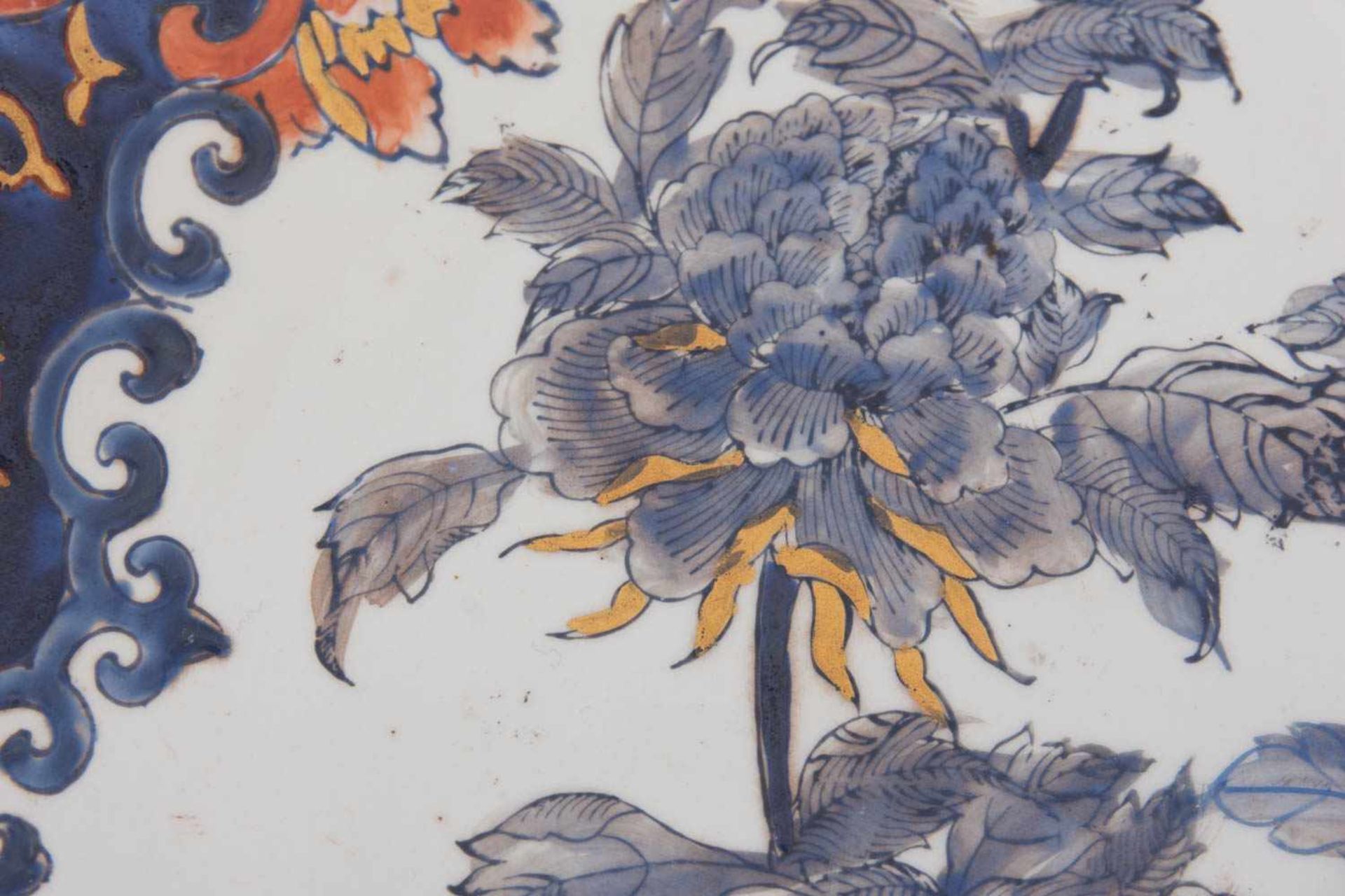 GROSSER TELLER, bemaltes glasiertes Porzellan, gemarkt, China wohl Mitte 19. JahrhundertBlütendekor, - Bild 2 aus 4