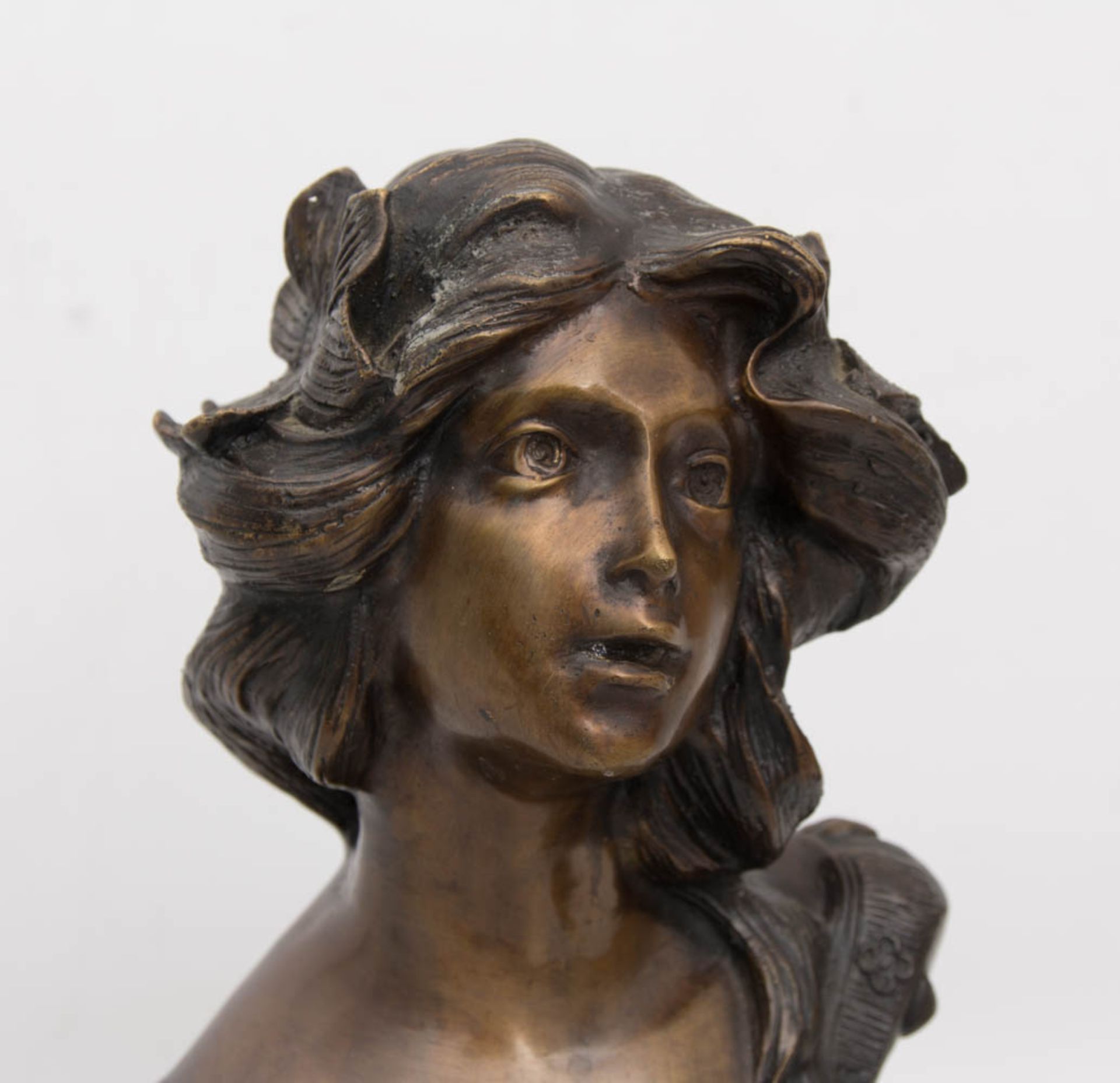 JUGENDSTILBÜSTE; Bronze, signiert, um 1900Am Sockel signiert "Moreau". Höhe: 33 cm.Die Büste - Bild 2 aus 7