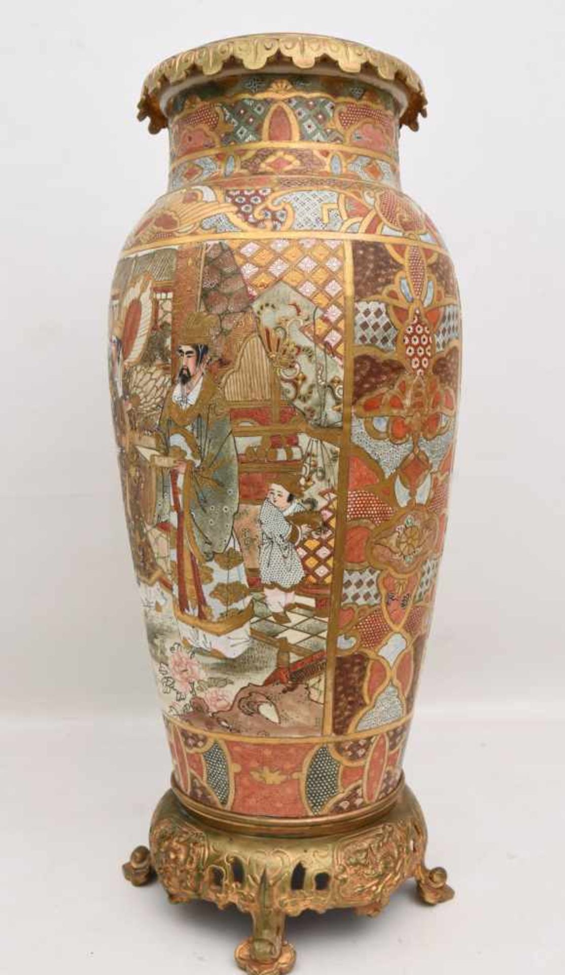 ARITA VASE IM IMARI STIL, Japan, 1868 -1912Gezeigt werden zwei Szenen aus dem Alltag eines