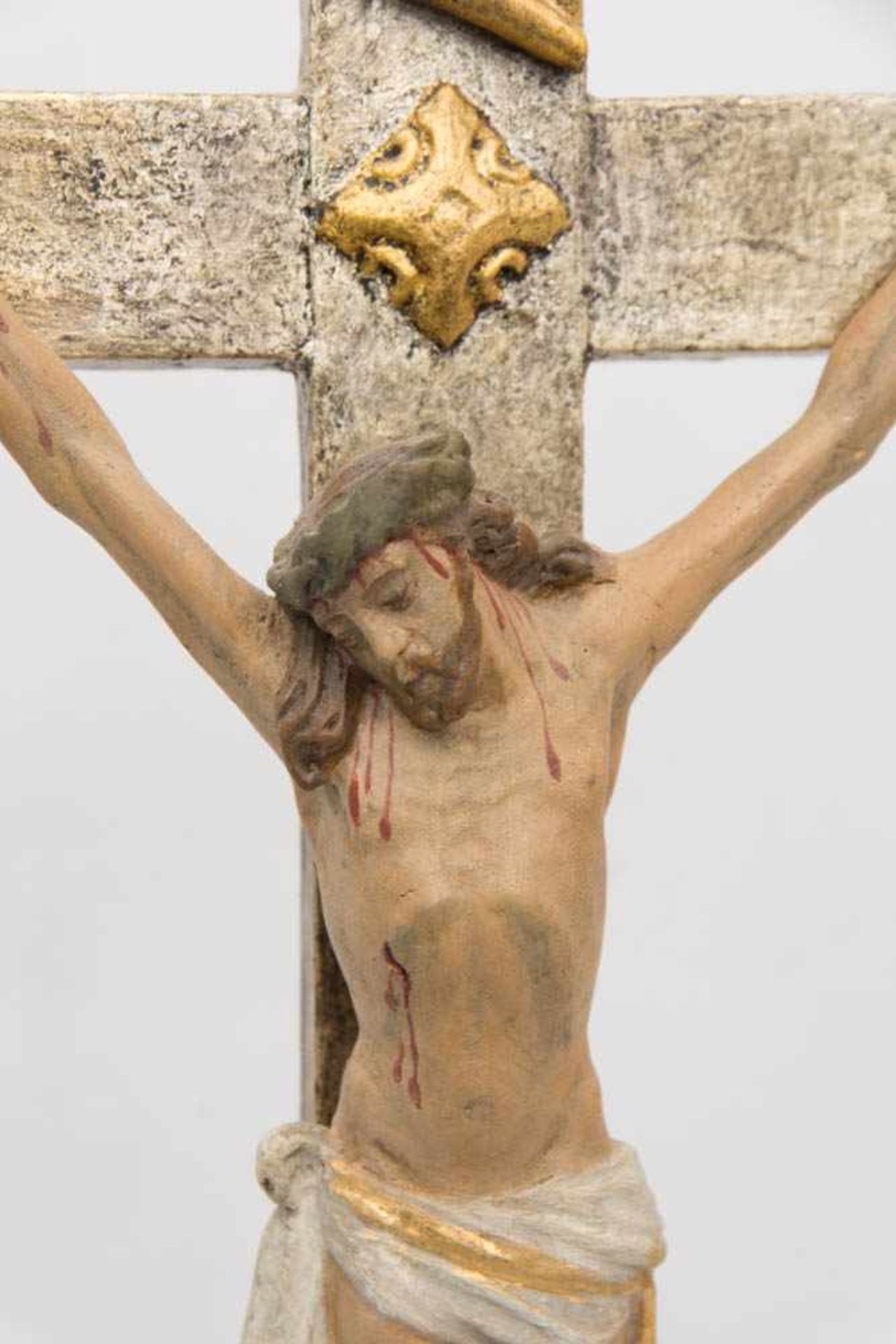 KRUXIFIX 3, Holz bemalt, 1.Hälfte 20. JahrhundertBarockisiert. Aufs Kreuz gesteckte Christus-Figur - Bild 2 aus 3