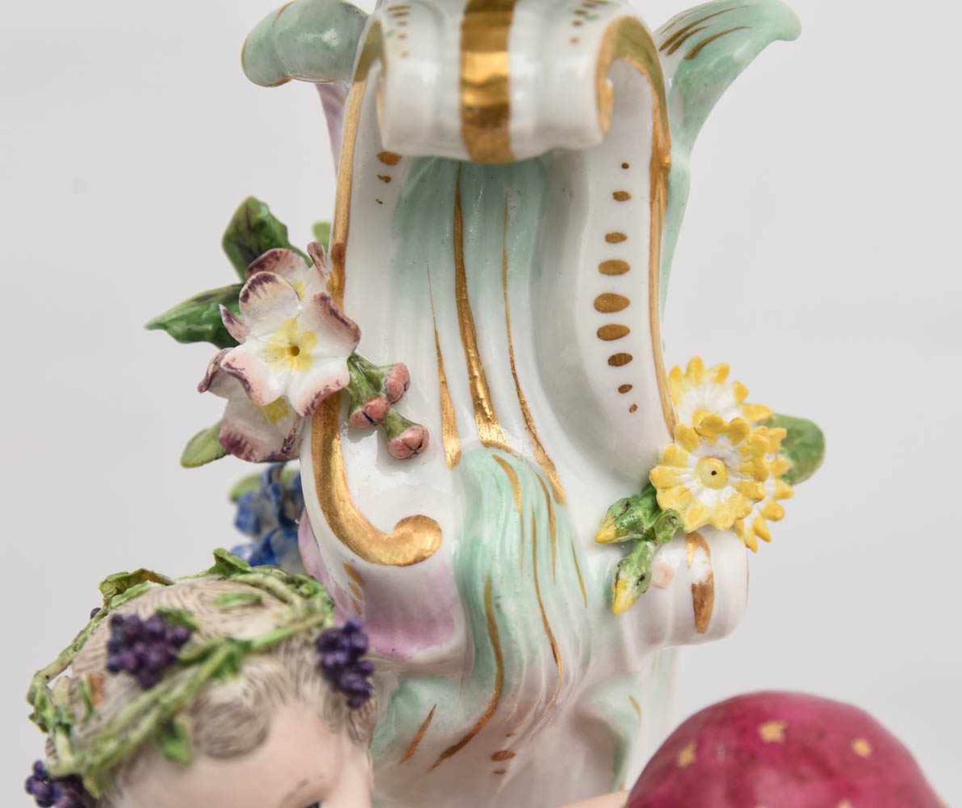 MEISSEN PORZELLAN ZWEI KERZENLEUCHTER, polychrom unterglasubemalt und bemarkt, 1840-60Zwei - Bild 63 aus 64