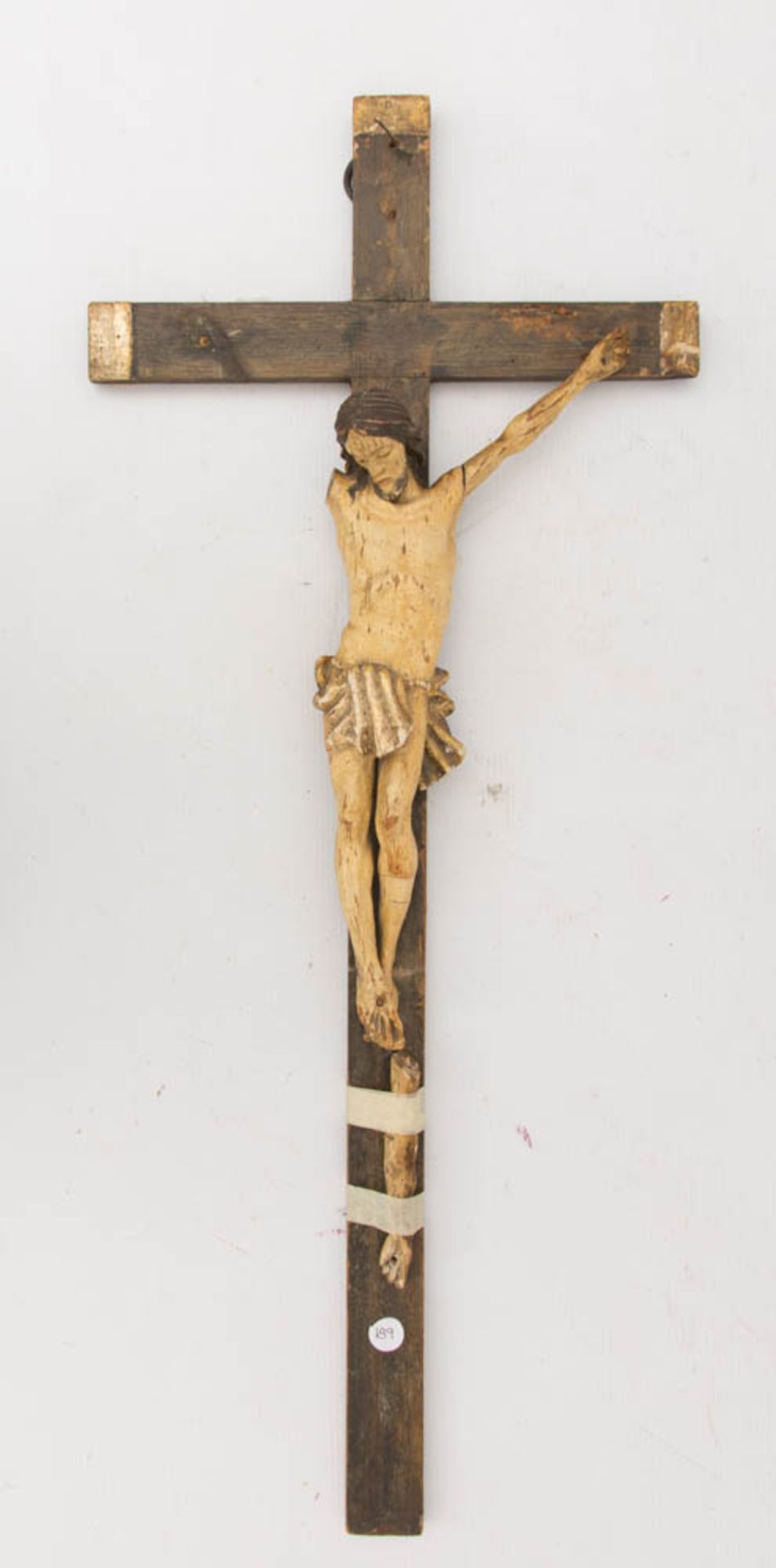 KRUZIFIX, Holz teils bemalt, frühes 19. JahrhundertAufs Kreuz gesteckte Christus-Figur teils