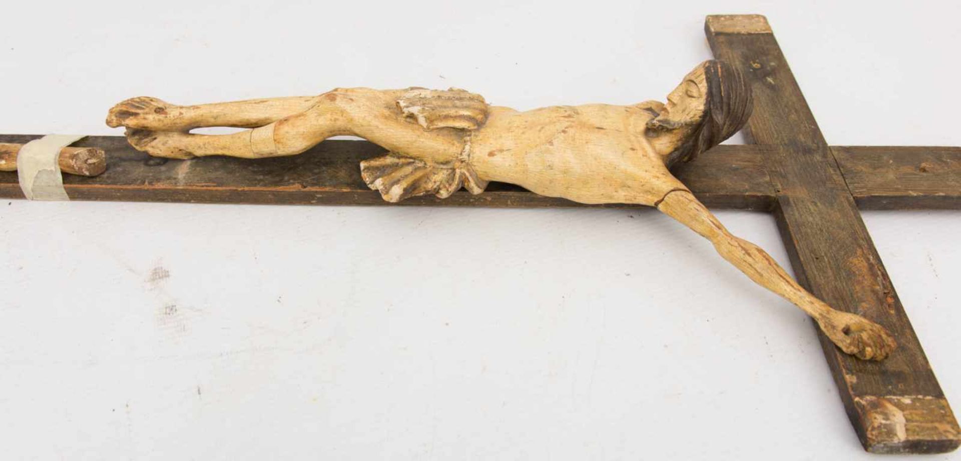 KRUZIFIX, Holz teils bemalt, frühes 19. JahrhundertAufs Kreuz gesteckte Christus-Figur teils - Image 8 of 9