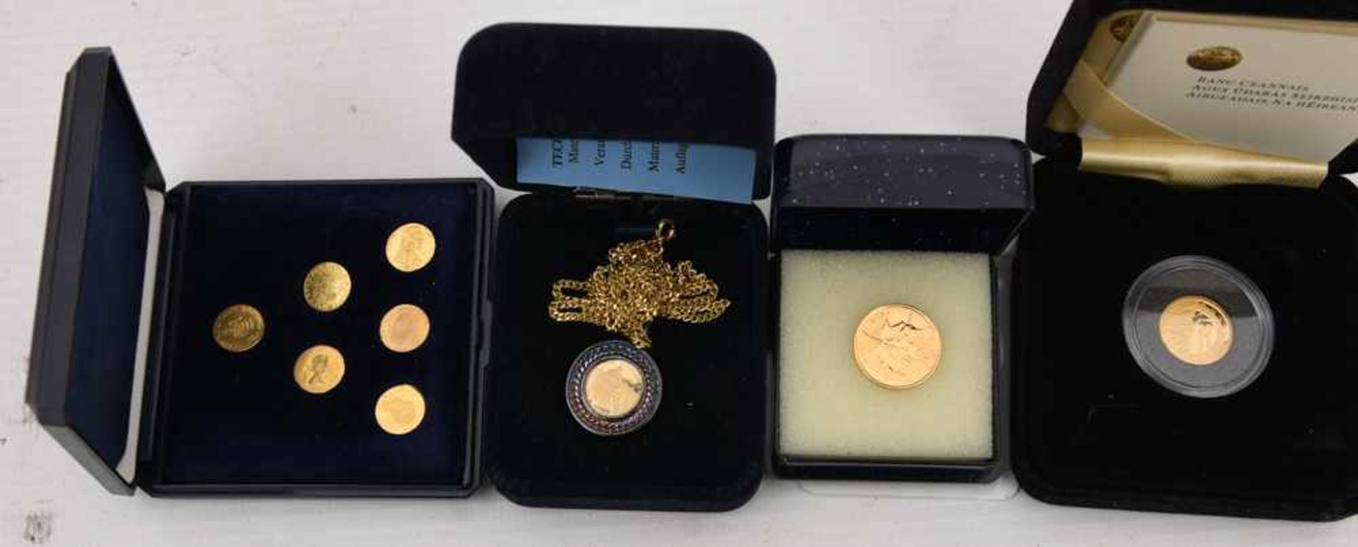 MÜNZANHÄNGER, Die kleinsten Goldmünzen der Welt, mit 14 Karat Kette, 20. Jhd. (13) 1x Münzanhänger