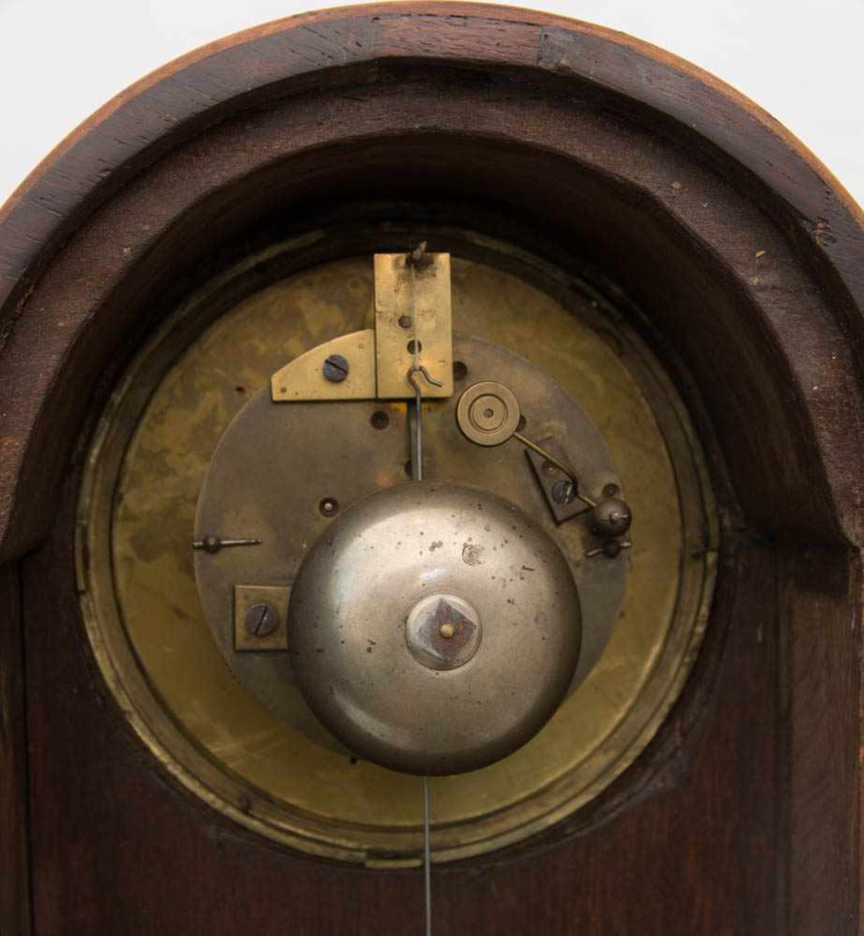 FRANZÖSISCHE PENDULE, um 1850,Halbstunden und Stundenschlag auf Glocke. Mit Schlussscheibe. Pendel - Image 5 of 6