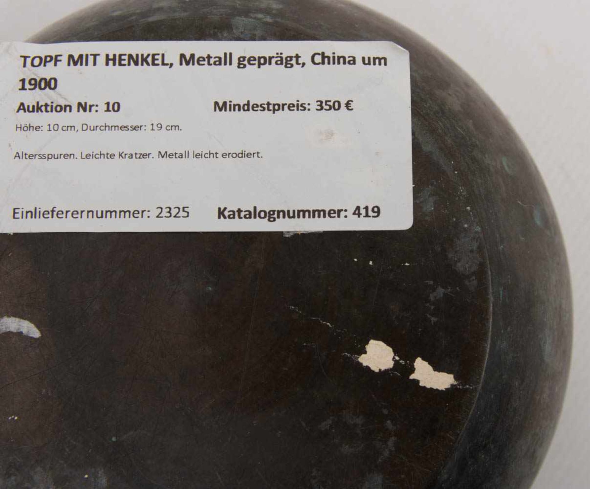 TOPF MIT HENKEL, Metall geprägt, China um 1900Höhe: 10 cm, Durchmesser: 19 cm.Altersspuren. - Bild 7 aus 7