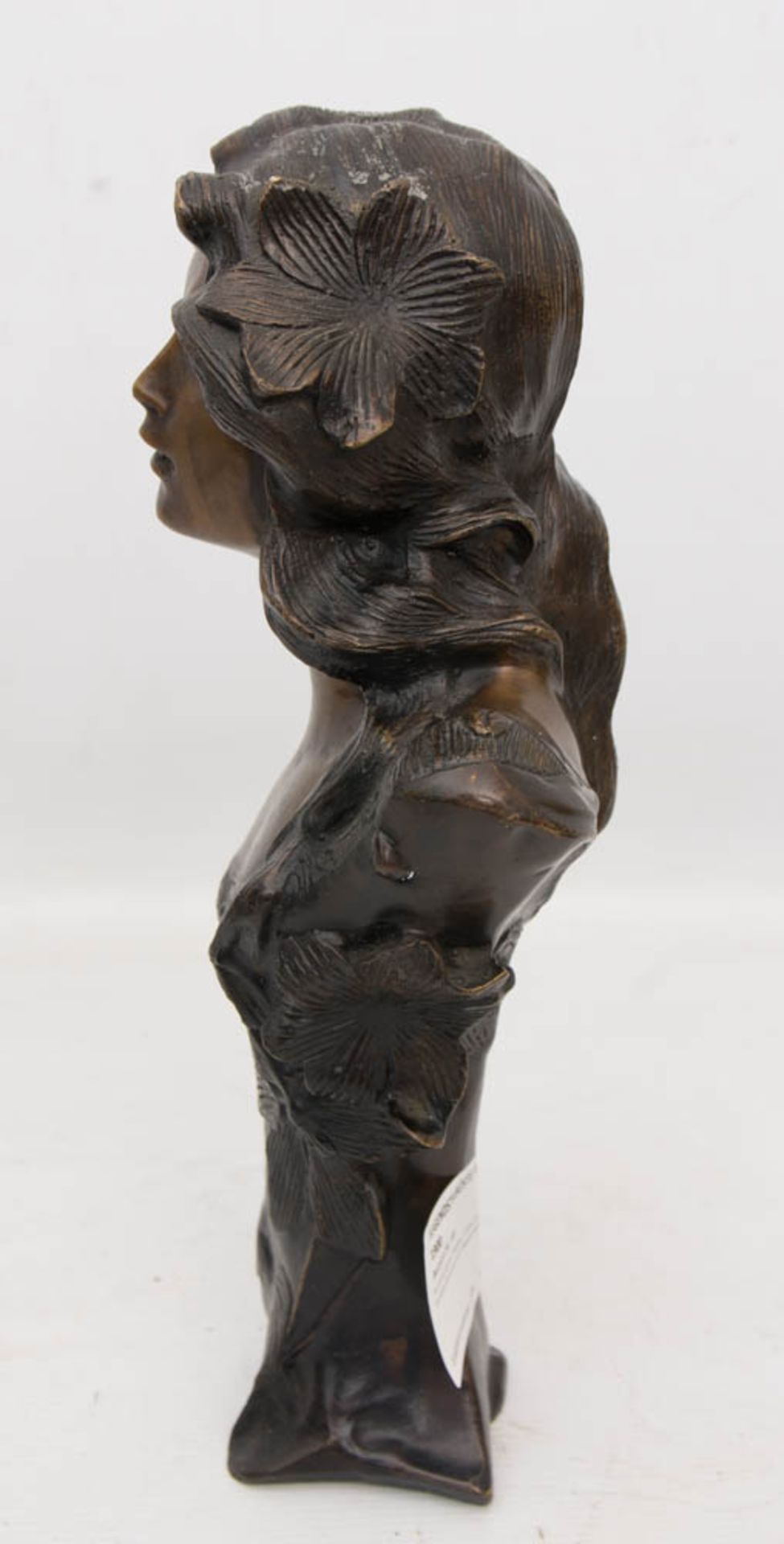JUGENDSTILBÜSTE; Bronze, signiert, um 1900Am Sockel signiert "Moreau". Höhe: 33 cm.Die Büste - Bild 4 aus 7