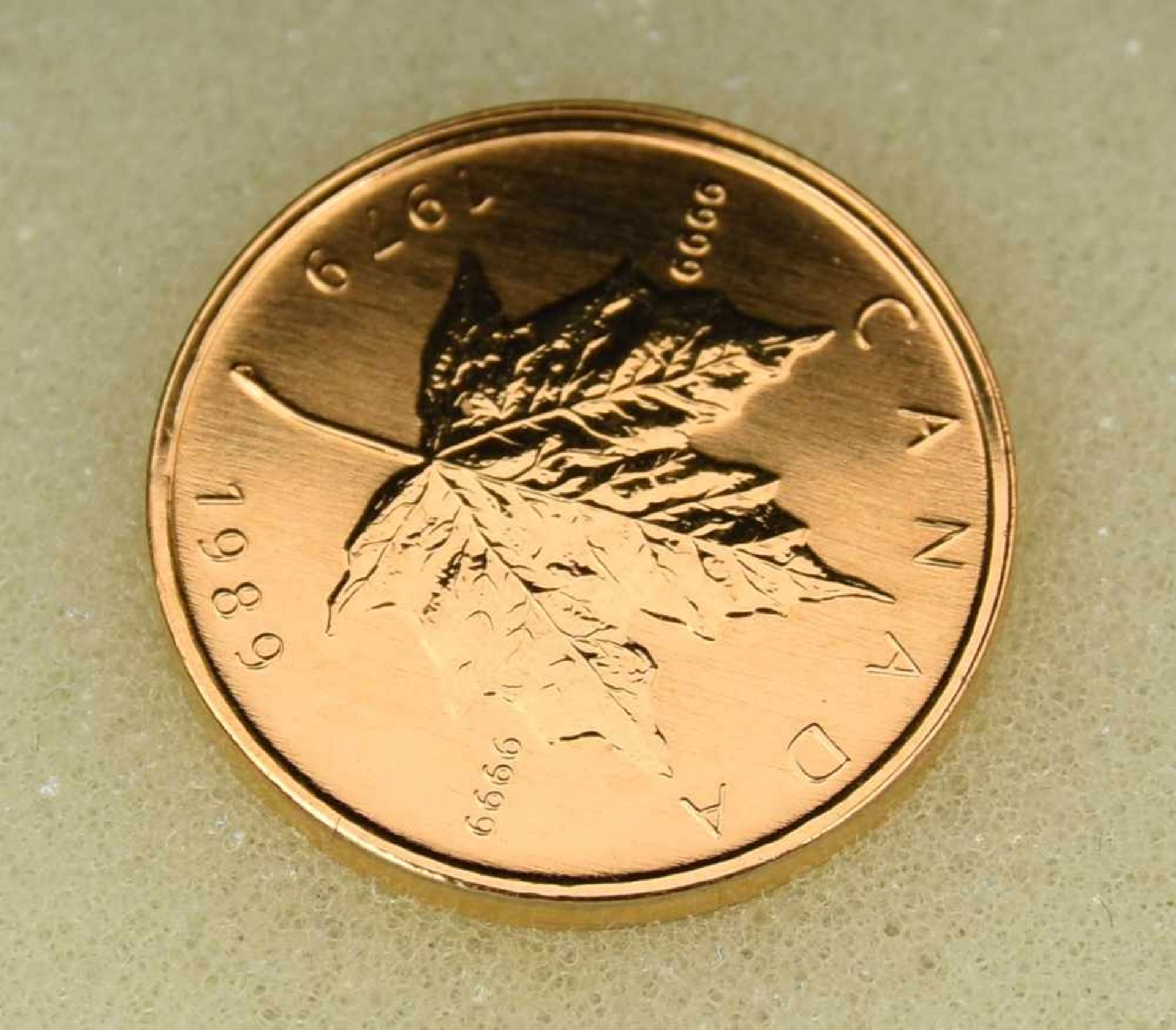 MÜNZANHÄNGER, Die kleinsten Goldmünzen der Welt, mit 14 Karat Kette, 20. Jhd. (13) 1x Münzanhänger - Bild 3 aus 6