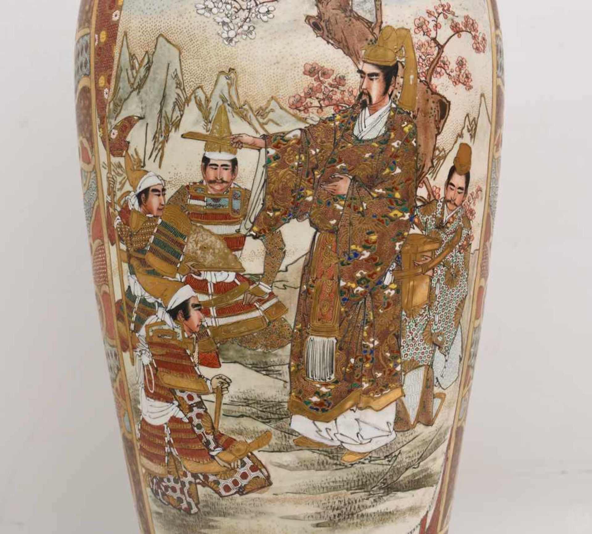 ARITA VASE IM IMARI STIL, Japan, 1868 -1912Gezeigt werden zwei Szenen aus dem Alltag eines - Bild 12 aus 12