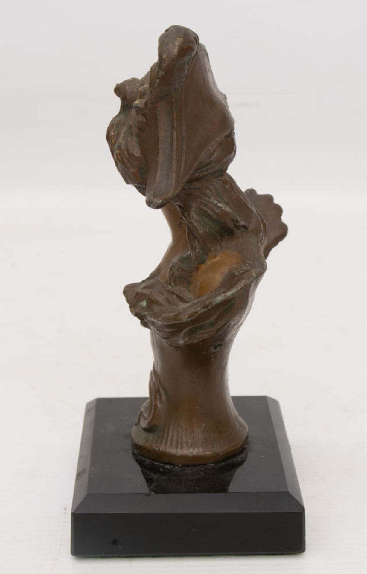 KLEINE DAMENBÜSTE AUF SOCKEL, bronziert, auf Marmor, um 1900Höhe mit Sockel: 18 cm.Rückseitig - Bild 4 aus 4
