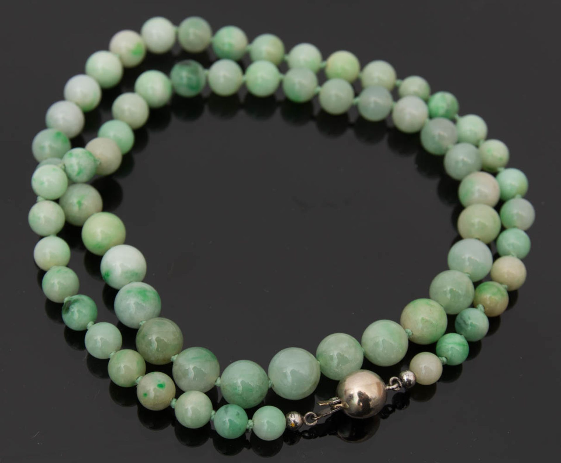 JADE-PERLENKETTE, Jade/Weißgold 18k, China 20. JahrhundertGrünweiße Jadeperlen- Kette, Gewicht: 58