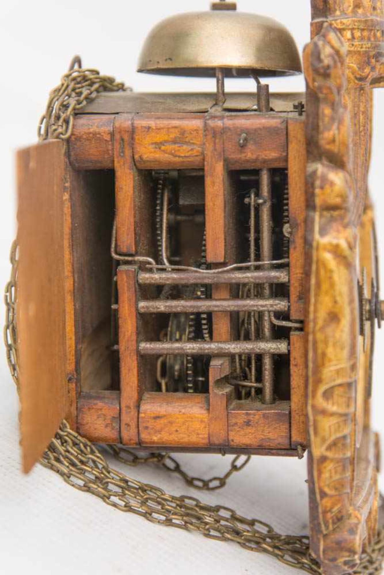 "JOCKELE" IM HISTORISMUS-STIL, Holz, Ende 19. JahrhundertKettenaufzug, Stunden- Glockenschlagwerk, - Image 3 of 3