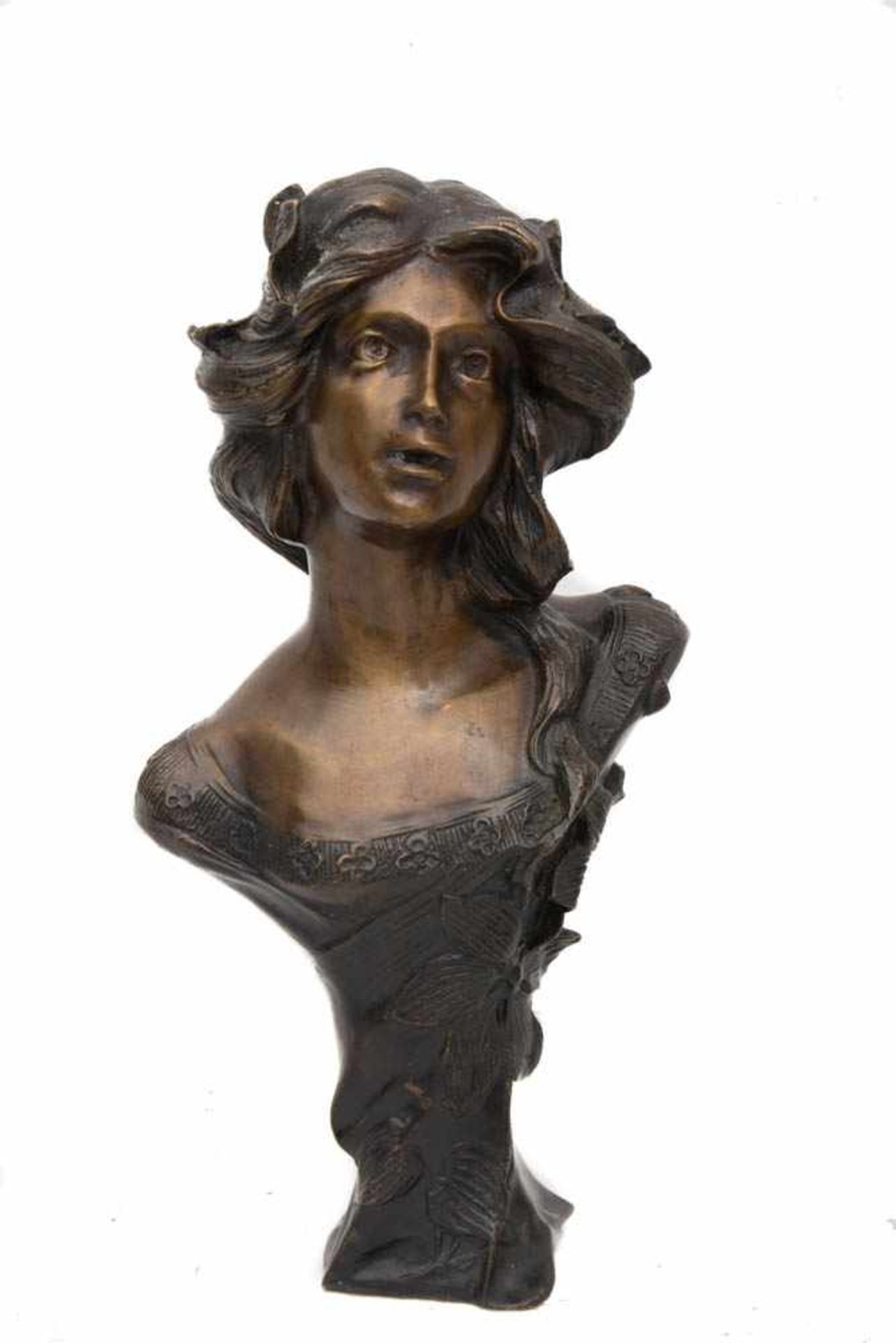 JUGENDSTILBÜSTE; Bronze, signiert, um 1900Am Sockel signiert "Moreau". Höhe: 33 cm.Die Büste